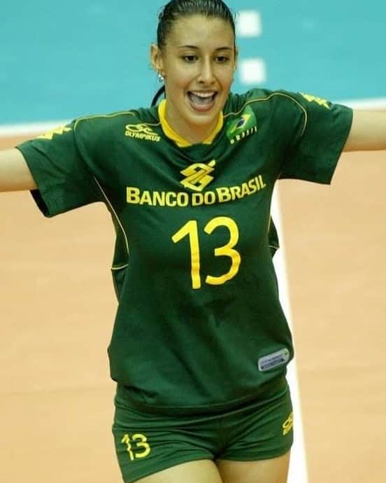 シェイラ・カストロのインスタグラム：「Essa foto é de 2002! Primeiro ano com a seleção adulta. E este ano tive a mesma sensação ao ser convocada, meu coração disparou e um friozinho na barriga incrível! Sim, vou brigar por uma vaga em Tóquio, sei que será muito difícil essa caminhada, mas não faltará dedicação, compromisso, foco e persistência! Assim que sempre conquistei tudo na minha vida e é com esse espírito que me apresentarei amanhã na seleção. Que Deus ilumine minha caminhada e que ilumine a caminhada da seleção até Tóquio! Estou muito feliz! #selecaobrasileira #selecaofeminina #brasil #sheillacastro」