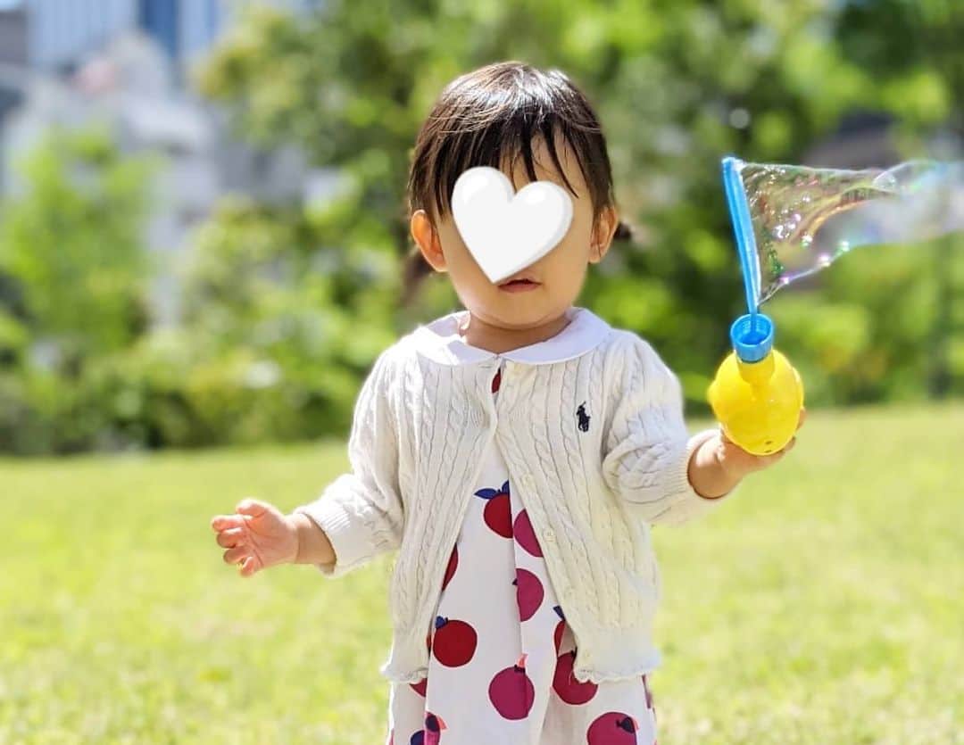 小野恵美のインスタグラム：「愛宕神社を参拝したあと、 天気が良いので虎ノ門ヒルズの広場をお散歩🌼  娘はシャボン玉に夢中です💠  午前中の境内は新緑がキラキラ美しく、本当に気持ちよかったなぁ🌿✨ 白猫さんにも会えました😺🤍  娘のワンピースは @jacadi_jp 🍎❤　 可愛いリンゴ柄😘  #女の子ママ #女の子ベビー #女の子 #1歳 #1歳半 #お出かけ #参拝 #愛宕神社 #出世の石段 #ベビーカーはエレベーターで行けます  #ジャカディ #jacadi #女の子コーデ」