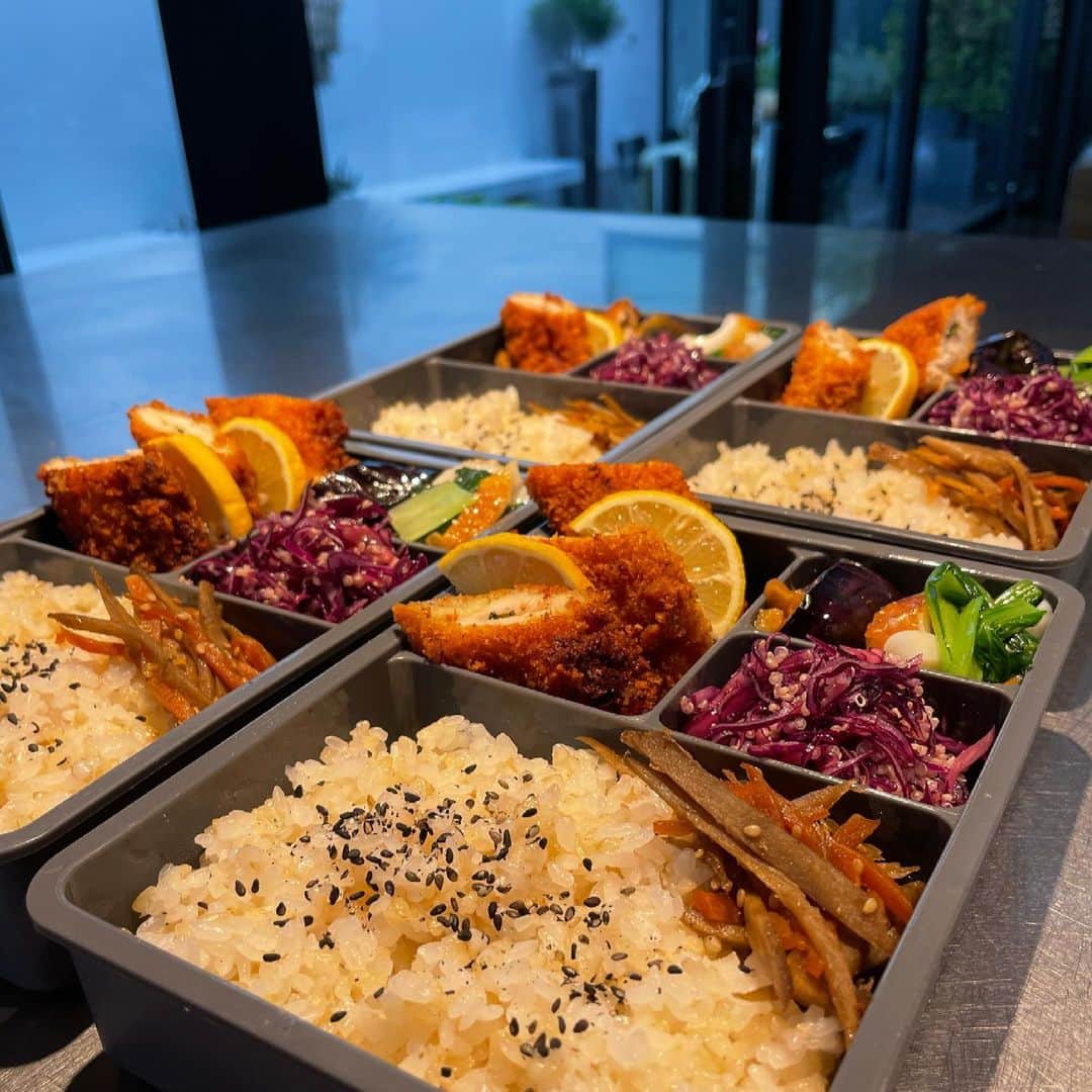 のインスタグラム：「おはようございます☺️ 今日は玄米ご飯とあとはいつも通り。 朝明るくなるのが早くなって嬉しいな。 お弁当箱、沢山の方が使ってくださっていて嬉しいです☺️ #タキマキ弁当 #タキマキ長女弁当 #タキマキeasylunchbox」