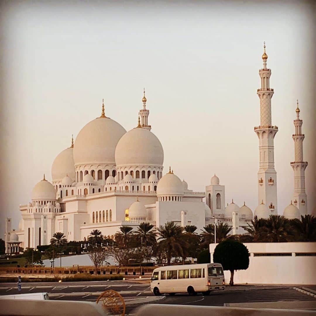 イーサイ・モラレスのインスタグラム：「Went to Abu Dhabi in early Feb to shoot scenes of the latest Mission Impossible and saw the largest mosque in the world - from the outside. This pic doesn’t do it justice. It’s pretty majestic and beautiful. #grandmosque #architecture #abudhabi #islamicarchitecture #missionimpossible #worldreligions #inspiration #middleeast #uae」