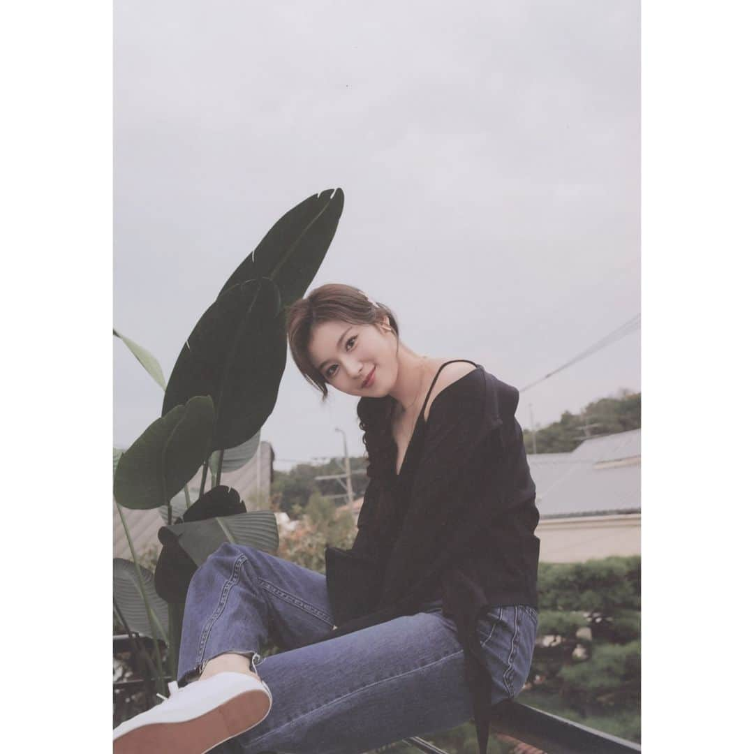 サナさんのインスタグラム写真 - (サナInstagram)「[SCAN] Yes I Am Sana photobook (9) ーーーーーーーーーー Follow > @sana.twice.kr < . @twicetagram #TWICE#트와이스#ONCE#Sana#사나 #Nayeon#나연#Jeongyeon#정연#Momo#모모#Jihyo#지효#Mina#미나#Dahyun#다현#Chaeyoung#채영#Tzuyu#쯔위」4月19日 6時45分 - sana.twice.kr