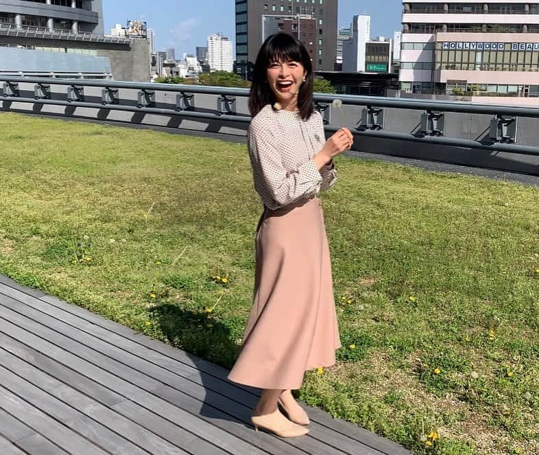 太田景子さんのインスタグラム写真 - (太田景子Instagram)「おはようございます😃 昨日もサンデーLIVEをご覧いただきありがとうございました🌷昨日のピアスは、ゴールドの円の中にパールが浮いているようなとっても可愛らしいデザインでした🌸  晴天が戻った日曜日の朝、タンポポの綿毛と楽しく春を満喫した様子をストーリーでもご覧いただけます💛💛  今週も一週間、がんばりましょう😉🖖🏻」4月19日 6時53分 - keiko_ota1121