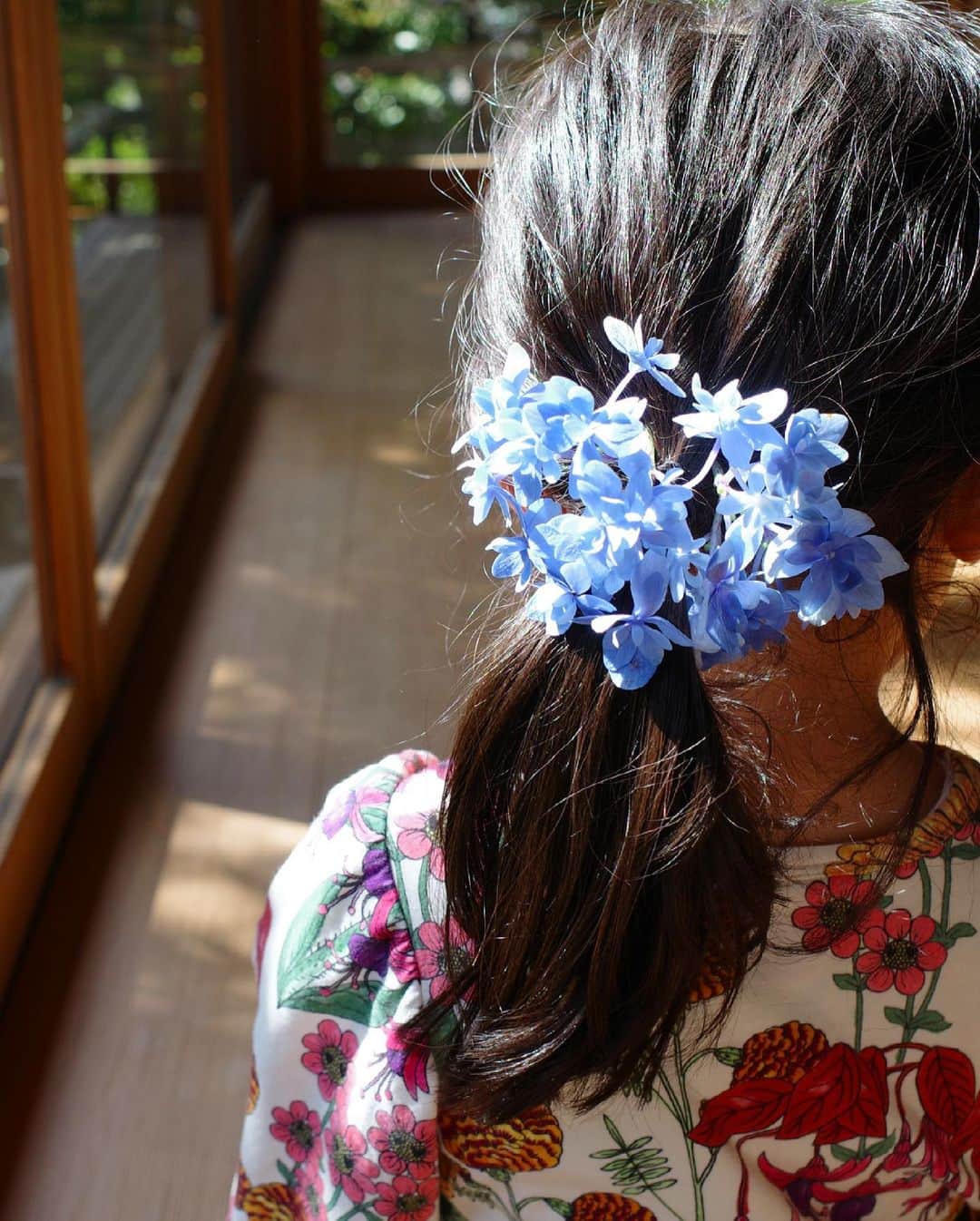 高垣麗子さんのインスタグラム写真 - (高垣麗子Instagram)「・ ・ ・  あっちゃん　@atsushi_416  のバースデープレートに添えてあった紫陽花を拝借して  やっぱり女の子たちはこうなるねぇ☺️  ・ ・ #紫陽花」4月19日 6時54分 - reikotakagaki