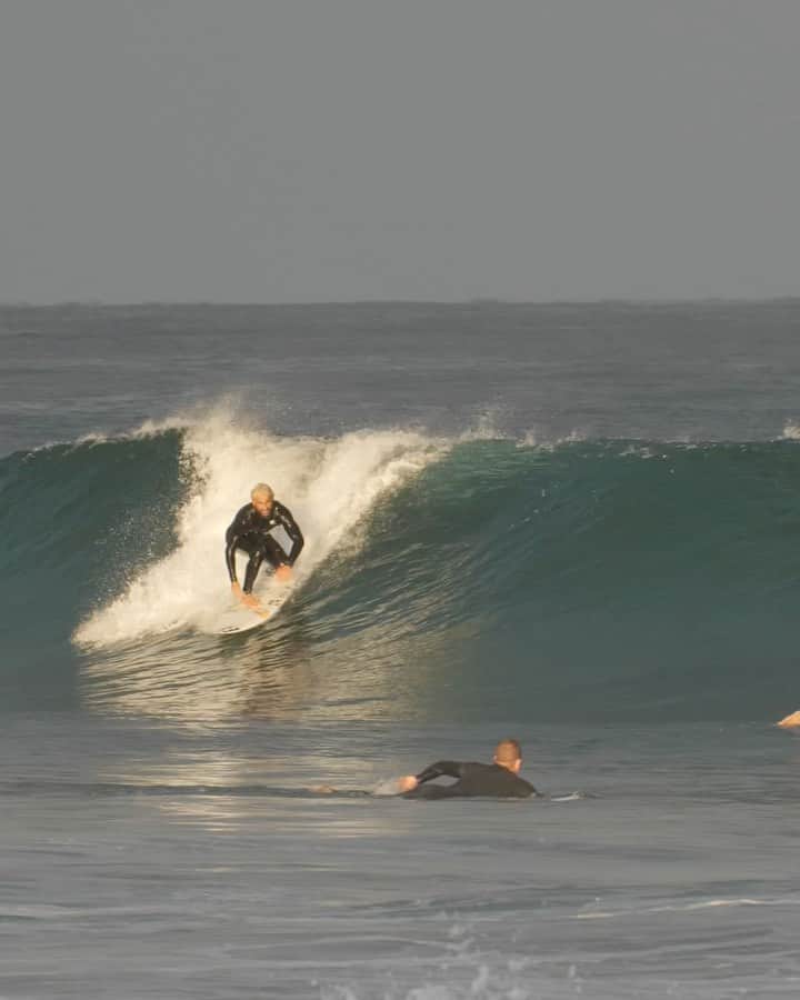 イタロ・フェレイラのインスタグラム：「Small waves, big moves ✨🔥 #surf (🎥 @if15sports )」