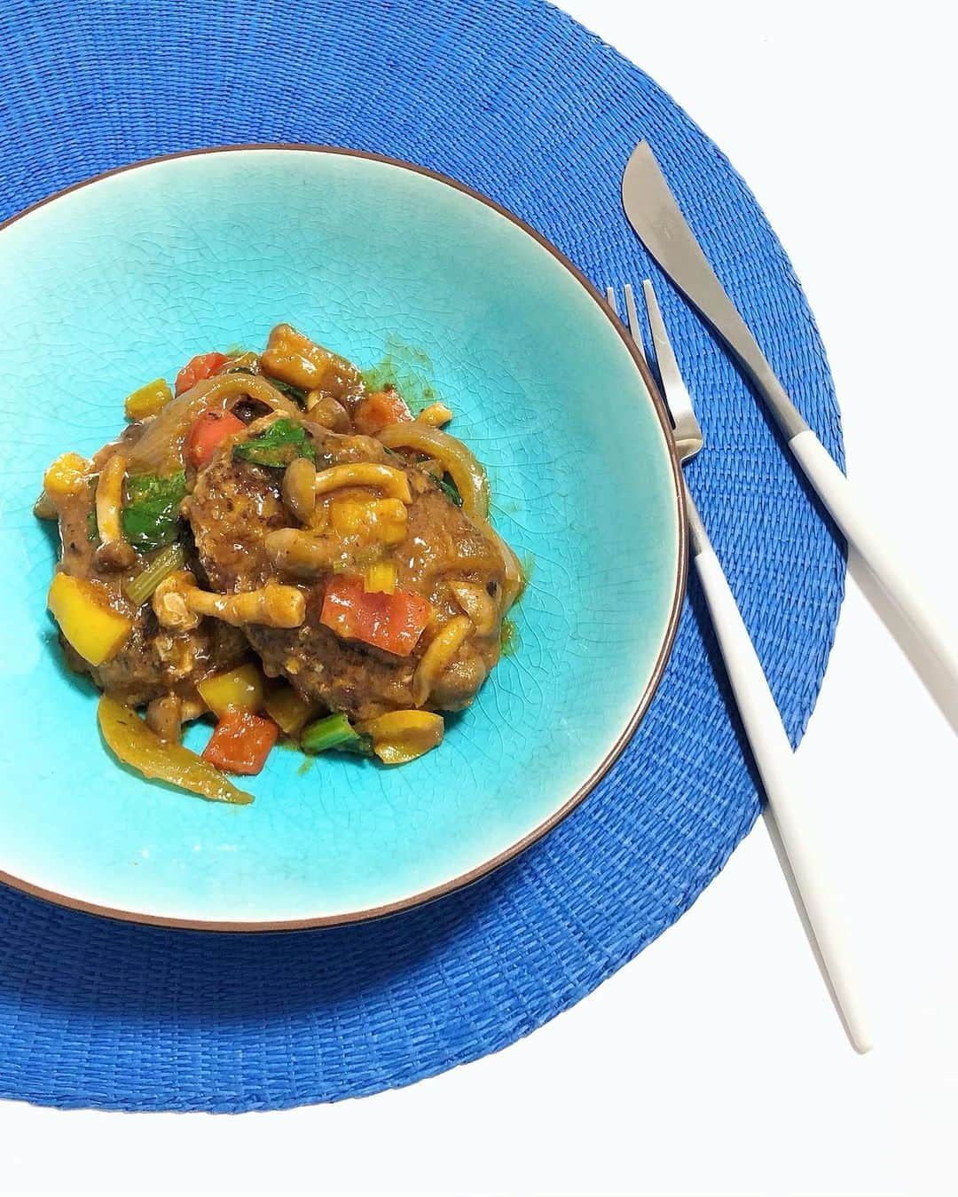 Manaさんのインスタグラム写真 - (ManaInstagram)「🥬🍖🥕💕 カラフル煮込みハンバーグ🥳 I cooked stewed hamburger steak with plenty of vegetables. It was very delicious!! . 昨夜の夕ご飯に作った煮込みハンバーグです👩🏻‍🍳 . . 使った食材はこちら↓ . 〈ハンバーグ〉…牛豚ミンチ、豆腐、玉ねぎ、卵、豆乳、塩胡椒 . 〈煮込みソース〉…ケチャップ、ウスターソース、白ワイン、ブイヨン、パン粉、バター、牛乳、モッツァレラチーズ、砂糖／パプリカ黄赤、小松菜、玉ねぎ、しめじ . . ハンバーグ生地に豆乳を加えたり 煮込みソースにチーズを入れるのは自己流💕 まろやかで美味しくなるんです♪ . そしてソースには野菜をたっぷりと加えて 茶色ばっかりにならないように気をつけています🫑 . (ちなみに人参も下準備していたのですが、すっかり忘れていて撮影したあとに気づいたので乗っていませんが食べました🐶🥕笑) . . . 生地をたくさん作っておいたので 今夜は残りにニラを加えて餃子を作ろうかなぁ🥟😊💗 #朝から夕飯のことを考える 笑 . . . . さてさて、今週も始まりましたね🌈 身体に気をつけて頑張りましょう！❤︎ . . . . . #humberg #homecooking #cookingram #煮込みハンバーグ #煮込み料理 #ハンバーグ #手作りハンバーグ #デミグラスハンバーグ #豆腐ハンバーグ #ハンバーグプレート #野菜たっぷり #栄養バランス #おうちレストラン #おうちバル #おうちごはん #クッキングラム #キッチングラム #おうちディナー #料理好き #料理研究家 #管理栄養士」4月19日 7時15分 - mana.tcy