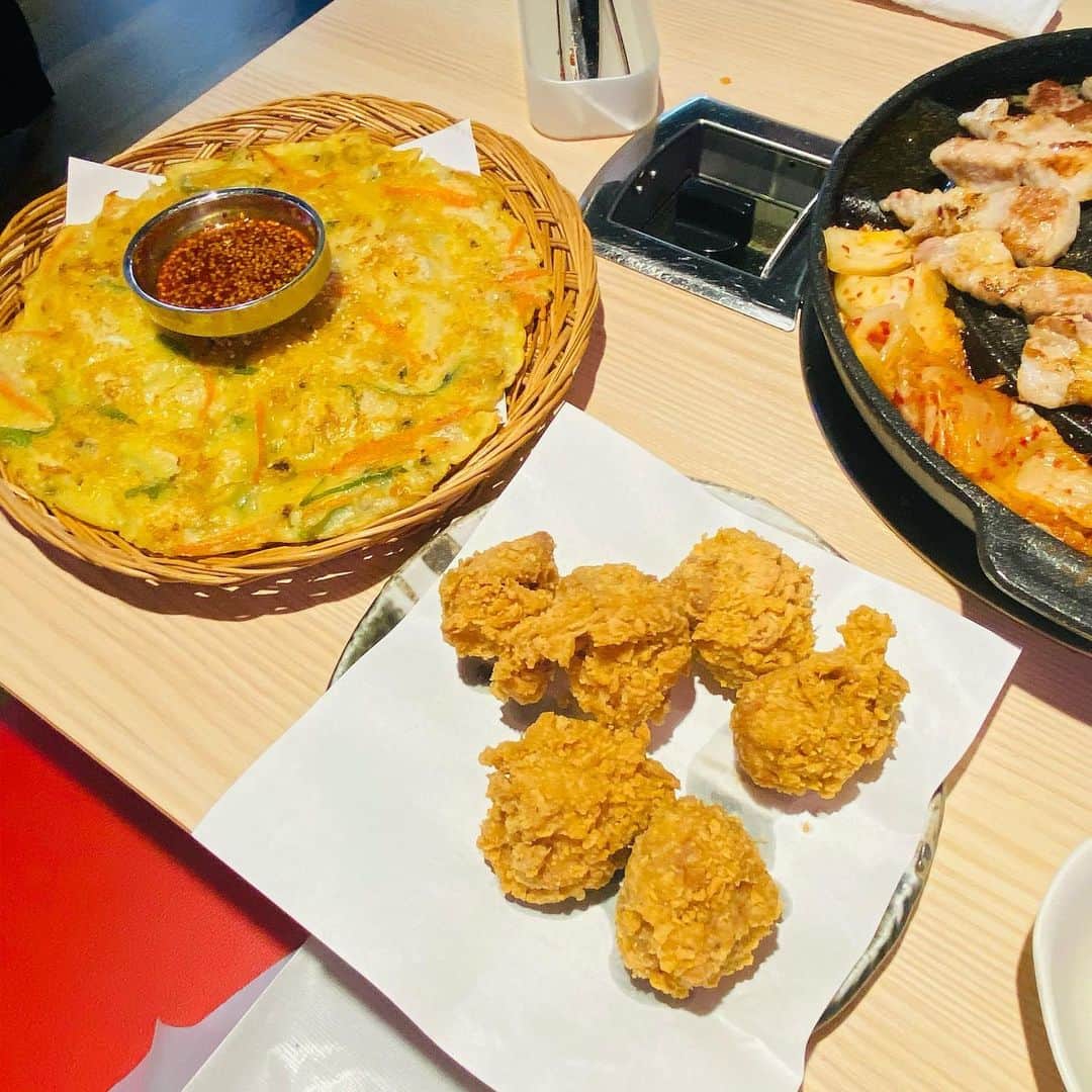 LINAさんのインスタグラム写真 - (LINAInstagram)「サムギョプサル金ちゃんで　@ogicafe2019  で韓国料理🐷 2人前でもお肉が分厚くてキンパもセットについてすごくボリューミー❣️ チキンもチヂミも量が多くて美味しかった🥰 渋谷から駅近で、この時期でも満席になってて人気のお店❗️ 壁にはカカオトークのキャラクターが居た🤣  #金ちゃん #渋谷韓国料理 #渋谷グルメ #渋谷ランチ #韓国グルメ #韓国料理 #pr #カカオトーク　#渋谷韓国料理　#生サムギョプサル」4月19日 7時27分 - rinatea0519