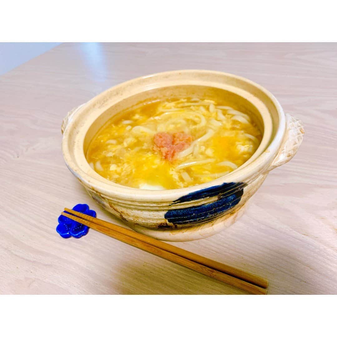 澤口実歩さんのインスタグラム写真 - (澤口実歩Instagram)「#たまご明太子あんかけうどん ！ 大好きなうどん店の大好きなメニューなんですけど、 なかなか外食できないので 頑張って再現して最近よく作ってます。  （味の記憶を頼りに、笑） 昆布だしをベースに、 少しの醤油とたっぷりのしょうがで味付けして、 水溶き片栗粉でとろみをつける！ 火を止めてから溶き卵をかけて 最後に明太子をちょこん。  しょうがを気持ち強めに効かせるのが好みです！ 体も温まるからおすすめです  ちなみにうどん好きすぎて 家に冷凍うどん15食ぐらいストックしてます笑  #明太子 #あんかけうどん #うどん #冷凍うどん #和食 #卵🥚」4月19日 7時52分 - miho_sawaguchi