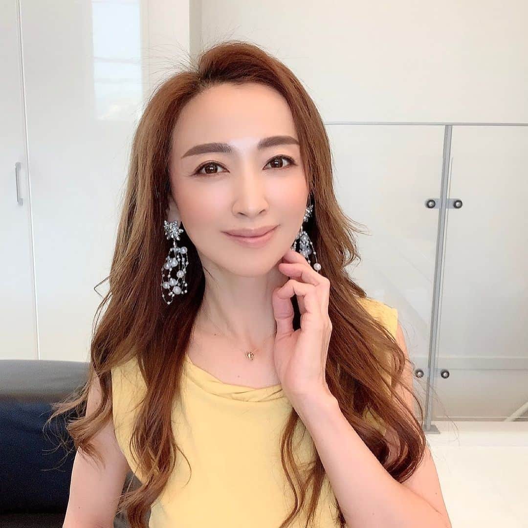 のインスタグラム：「最近、広告の素材提供のお仕事を させていただくことが多いです✨ . こんな私でも広告のモデルとして お声かけいただけることに感謝です😊 ﻿. #インフルエンサー#広告#モデル#広告モデル#広告撮影#広告写真#インタビュー#ファッション#コーディネート#コーデ#旅行#グルメ#美容#素敵女子#大人女子#オトナ女子#大人キレイ#大人可愛い#40代#美魔女モデル#アラフォーモデル#ミセスモデル#ママモデル#アンバサダー#インスタグラマー  #model#modeling#modelshoot#modellife#influencer」