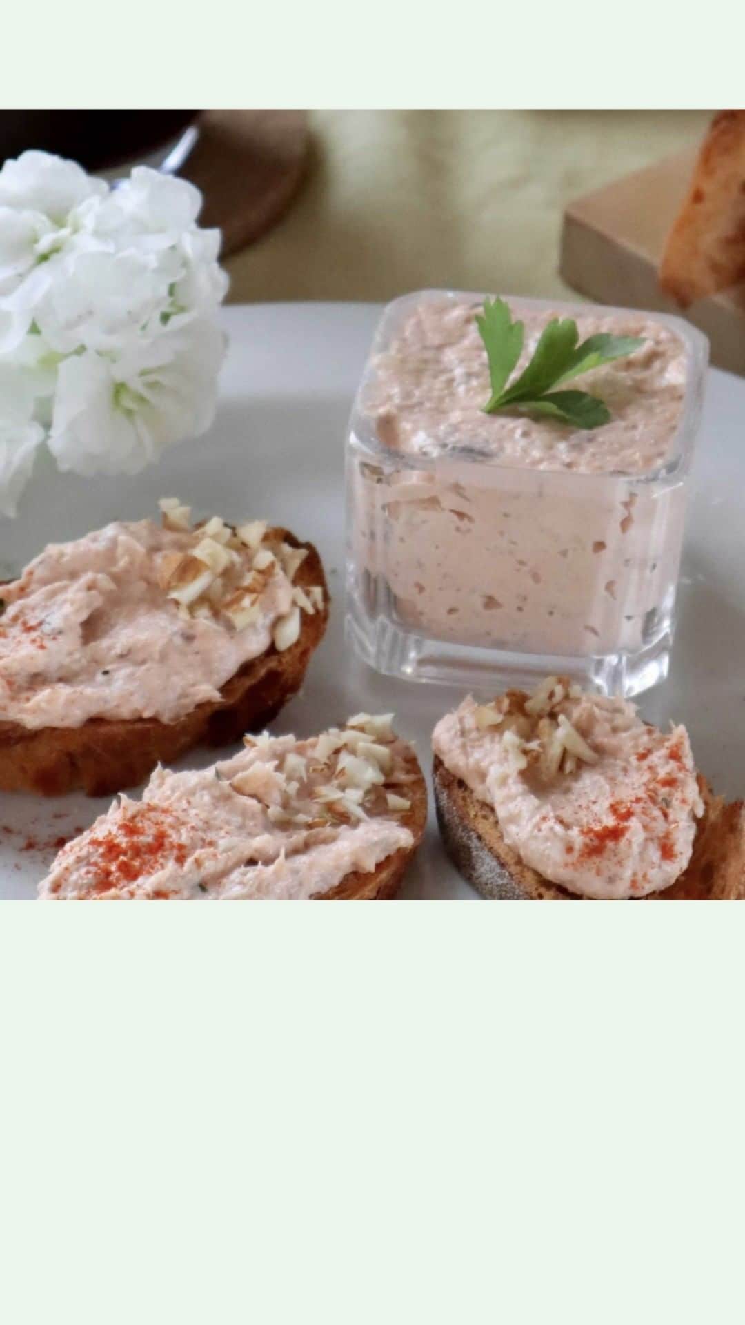 のインスタグラム：「#ルオーブンでとっておきのパン時間 とっておきのパン時間  L'Ovenはお料理の相棒にも、主役としてもおいしい冷凍で届くパンです🥖 今回はL'Ovenをつかったレシピをレッスン動画でご紹介します♪  パンに乗せる以外の食べ方もちゃんと紹介があるので安心してくださいね☺ レシピは　@rmcooking でご紹介中です。  特別に！動画内で出てくるパンセットを含む、3セットがお得に購入できるクーポン付き！ クーポンコード⇒CSPcps0329 購入・キャンペーンサイト⇒https://cookingschool.jp/tieup/loven2021/  1日の始まりや、家族で囲む食卓に、 おいしいパンがすぐに準備できたらうれしいですよね😊♪  #ルオーブンでとっておきのパン時間 　をお楽しみください。 ↑こちらのハッシュタグ付けと　＠loven.jp をフォローしてフォトコンテストにも参加しよう～！  #ルオーブン　#クスパ　#PR　#冷凍パン　#パスコ」