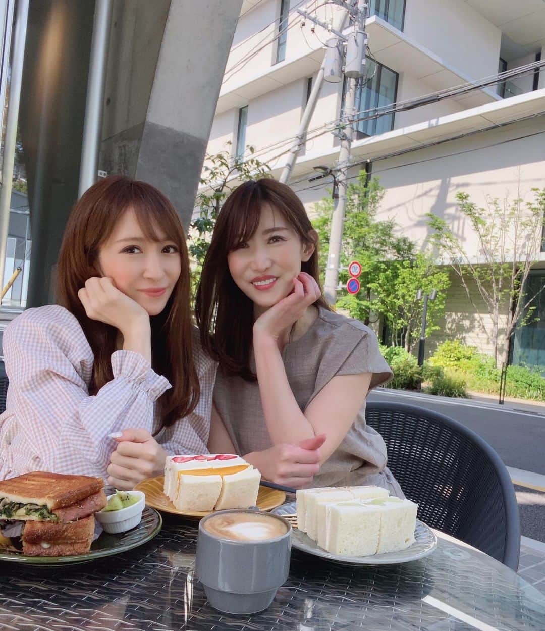 のインスタグラム：「いくちゃん @ikunail にフットネイル💅してもらって、それから一緒にランチしてきたよ😊  今月、中目黒にオープンしたばかりの 禁断果実 @kindankajitsu さん❤️  フルーツサンドだけじゃなく、ホットサンドもあって、これがまた美味しい😍  もちろんフルーツサンドも美味しいよ！ ジューシーなクラウンメロン🍈、ミックス、マンゴー、いちご(あまおう)、パイナップル🍍 惹かれたのは、お店の名前と同じ『禁断果実』 スライスしたりんご🍎やシナモンパウダーetc. サクサクした食感とか、こちらでしか味わえないお味が◎  イートインもテイクアウトもできるから是非行ってみてね💕  #禁断果実 #中目黒カフェ #中目黒モーニング #カフェ #フルーツサンド #ホットサンド #ママ #ママ友 #ママライフ」