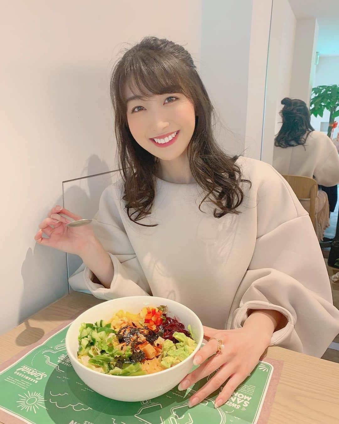 関根ささらさんのインスタグラム写真 - (関根ささらInstagram)「韓国風サラダボウル🥗🥣🇰🇷💗 たっぷりなサラダの下にご飯が入ってたの🥰 最高のランチすぎた〜〜！！👏✨ . . 西麻布にopenした「#イテウォンボウルズ」🥗 色んな味あったからまた絶対行く！！💗 . . #itaewonbowls #韓国カフェ #韓国風カフェ #カフェ #カフェランチ #サラダランチ #サラダボウル #サラダボウル専門店 #サラダ #サラダ活 #ヘルシーランチ #ヘルシーごはん」4月19日 18時01分 - sasarasekine