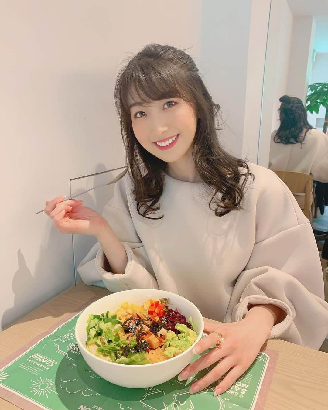 関根ささらさんのインスタグラム写真 - (関根ささらInstagram)「韓国風サラダボウル🥗🥣🇰🇷💗 たっぷりなサラダの下にご飯が入ってたの🥰 最高のランチすぎた〜〜！！👏✨ . . 西麻布にopenした「#イテウォンボウルズ」🥗 色んな味あったからまた絶対行く！！💗 . . #itaewonbowls #韓国カフェ #韓国風カフェ #カフェ #カフェランチ #サラダランチ #サラダボウル #サラダボウル専門店 #サラダ #サラダ活 #ヘルシーランチ #ヘルシーごはん」4月19日 18時01分 - sasarasekine