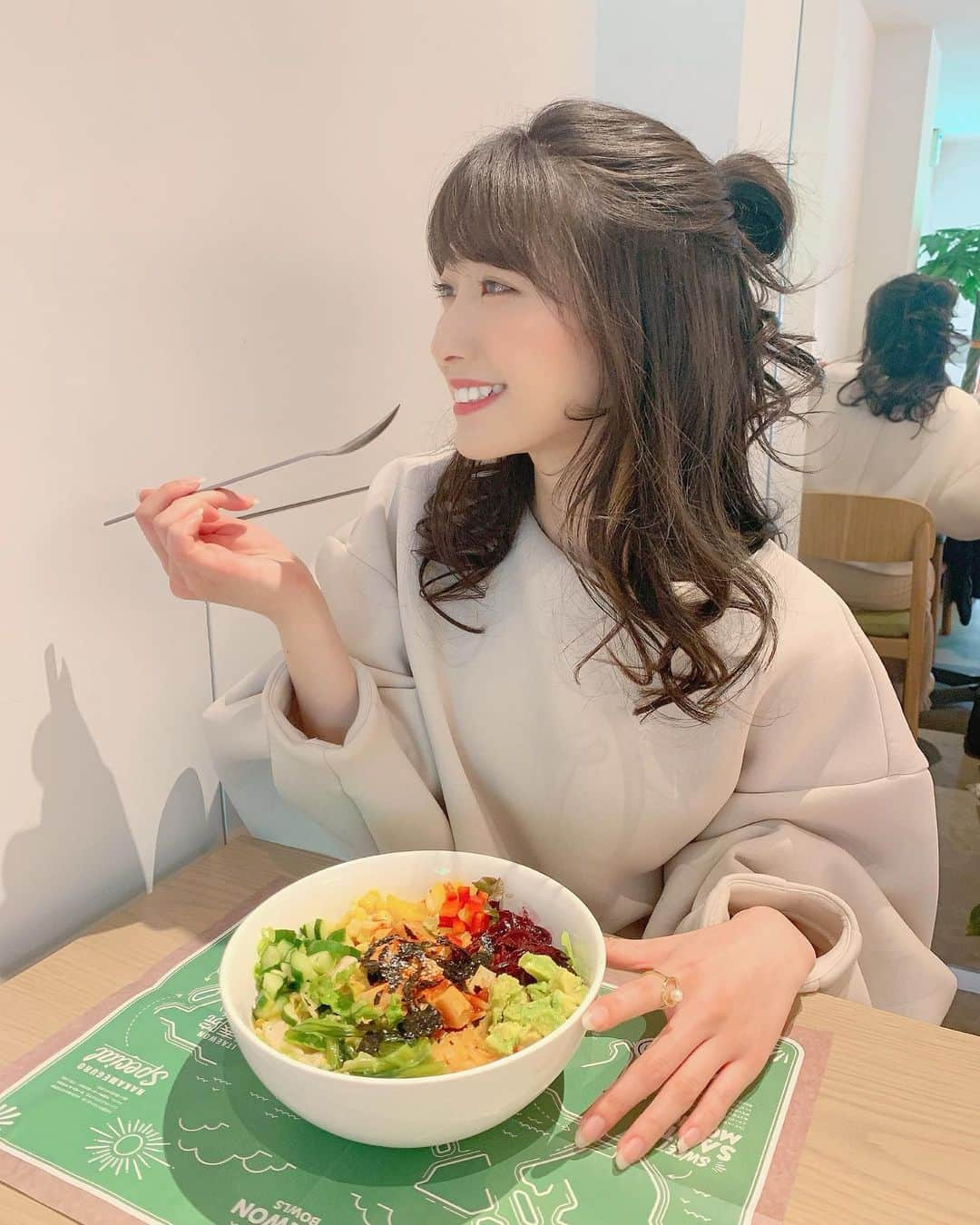 関根ささらさんのインスタグラム写真 - (関根ささらInstagram)「韓国風サラダボウル🥗🥣🇰🇷💗 たっぷりなサラダの下にご飯が入ってたの🥰 最高のランチすぎた〜〜！！👏✨ . . 西麻布にopenした「#イテウォンボウルズ」🥗 色んな味あったからまた絶対行く！！💗 . . #itaewonbowls #韓国カフェ #韓国風カフェ #カフェ #カフェランチ #サラダランチ #サラダボウル #サラダボウル専門店 #サラダ #サラダ活 #ヘルシーランチ #ヘルシーごはん」4月19日 18時01分 - sasarasekine