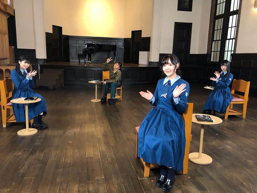 AIのインスタグラム：「今夜19:25から放送📺デジタル声優アイドル22/7ナナブンノニジュウニのみなさんととっても楽しい収録をしてきました〜🤩🤩🤩音楽を通して世界の多様性について学べる番組なので是非チェックしてくださいネ〜✅✅✅  Eテレ「世界とつながる不思議な教室」にAIの出演が決定📺  ★番組名 Eテレ「世界とつながる不思議な教室」 ★放送日時 4/19（月）19時25分～19時54分 ★再放送日時 4/24（土）16時30分～16時59分  ★出演 歌手　AI デジタル声優アイドル　22/7ナナブンノニジュウニ、西條和、天城サリー、河瀬詩  ★番組内容 日本から発信されたロック「アイタイ！」が世界の人たちの手によって多様な表現に変化している。  フランスではささやくような柔らかな曲に、台湾ではパワフルに、南アフリカでは青い空のような晴れやかな曲に変化した。  なぜだろう？  その疑問を歌手のＡＩさんと３人のアイドルが世界のアーティストと直接対話しながら、世界とつながる不思議な教室で探っていく。 ユニークな音楽表現の背景に、その国の文化やその人の価値観が見えてくる。多様性を音楽で体感する！  #sdgs #AI #ナナニジ」