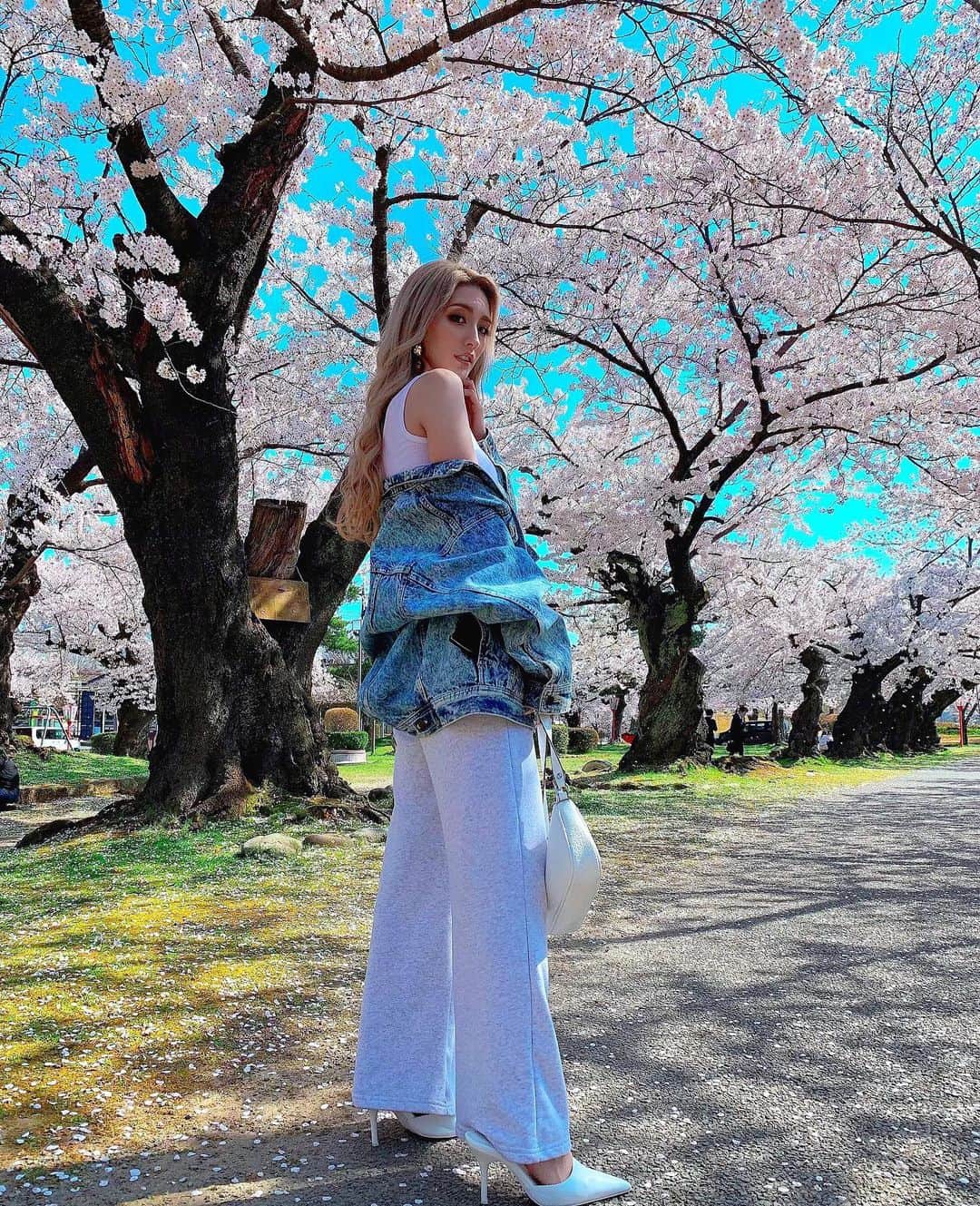 ゆん（並木優奈）さんのインスタグラム写真 - (ゆん（並木優奈）Instagram)「. . お花見🌸 . 桜かわい めっちゃ綺麗に咲いてた♡ . 貴重な満開の時期に見に行けて ほんと良かった〜 . 天気も良くて 花見日和な日でした💕 . . . . . . #家族でお花見」4月19日 18時03分 - yunaaaaa.x