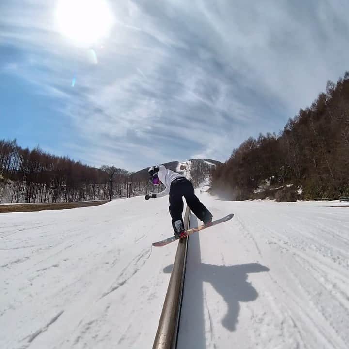 SuzukiAtsuhiroのインスタグラム：「jib🐣 @nekomaski  @romesds_japan  @girosnow_japan  @dominatorwax  @ebsmission  @hope__og  @the.suns  @aoyamagakuinuniversity  #星野リゾート #猫魔スキー場 #hoshinoresorts #nekoma #romesds #giro #dominator #ebsmission #hope #thesuns #チューンナップ工房mk #スノーボード #スノボ #snowboard #snowboarding #snowboarder #instagood #instalike #いいね返し #青山学院 #これ幸 #グラトリ女子」