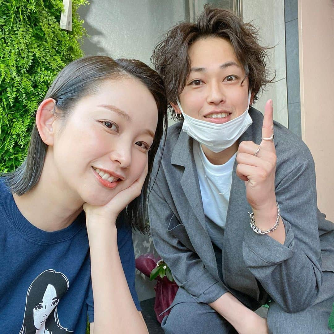 中上真亜子さんのインスタグラム写真 - (中上真亜子Instagram)「去年ぶりの熊本の兄 @seeme_nakagami の元でカラーして来たよ☺️🔥  前回の色が気に入りすぎて全く同じ色にしてもらった！トーンは落としてもらったよ😌一生この色で居たいくらいだよもはや  この謎のポーズもそうだけど、相変わらずアホトークを繰り広げてたよ😇最後はね、私がインカメラで自撮りしてたのに外カメラの前でずっとポーズとり続けてたよ😇こっちもなんか恥ずかしかったよ😇 #教室のことを #きょうひつというよ #言ったのことを #ゆったというよ #昔書いたプロフィールの将来の夢には #動くしと #って書いてあったよ #働くひとだろ」4月19日 18時19分 - maako_nakagami