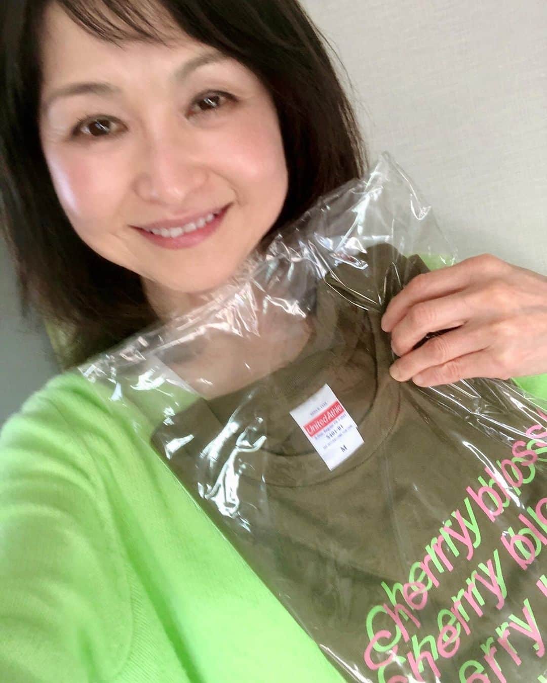 辛島美登里さんのインスタグラム写真 - (辛島美登里Instagram)「去年の延期公演。アンコールで着ます2020ツアーTシャツ👚 どの色にしよう🤔  At this concert, I will wear a 2020 tour T-shirt.  Which color should I choose?😌⚪️🟢🔵🔘#辛島美登里」4月19日 18時27分 - midorikarashima