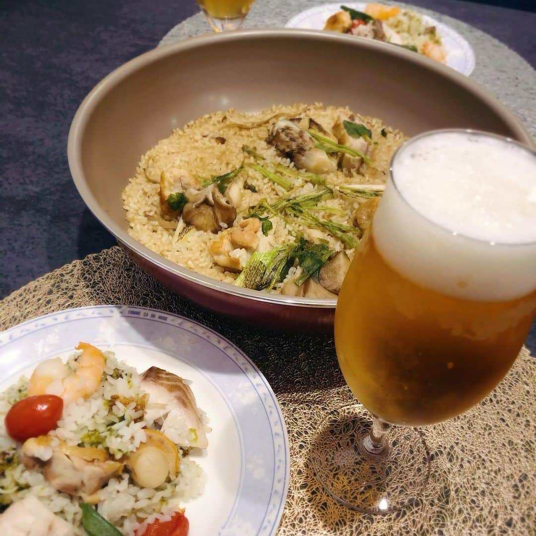 のインスタグラム：「東京から秋田をお取り寄せ〜☺️  錦糸町にある和食Dining笑酒(えぐし)さんから お家で味わう秋田のパエリア2種類を注文してみました🥘  しょっつる海鮮パエリアと きりたんぽ出汁の和風パエリア！  しょっつるの方はお魚やエビ・ホタテ、トマトやオクラ、鶏肉も入ってました🥰 目にも鮮やかで海の味がしっかり広がり「これぞパエリア！！」って感じでした🙆🏻‍♀️  感動したのはもう一つのきりたんぽ味パエリア！ フライパンで温めてる時からきりたんぽ出汁のいい香りが漂いテンションあがります。😍 せりのさわやかな風味とカリカリのおこげもなんとも香ばしく、一緒に入ってるネギもとーっても甘くて、秋田の旨みがギュッと凝縮されてます〜💗  ぜひ食べてみてほしい〜😊😊😊  egushi.official.ec  作り方もフライパンに入れて数分温めるだけなのでとっても簡単ですよ💡  コロナが開けて東京に行った時に実際に訪問してみたいな〜☺️  #akita #秋田 #秋田パエリア #きりたんぽパエリア #しょっつるパエリア #錦糸町 #笑酒 #えぐし #お取り寄せ #自宅で簡単」