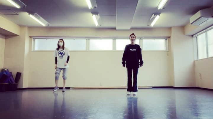 眞鍋さゆりのインスタグラム：「ちょっとテイスト違いの振りにトライ なんせ、曲が良いね、曲が 「bad at love」 #dance#halsey」