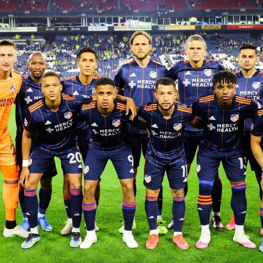 のインスタグラム：「First game, first point. I believe in this team so much and we can do better, and be better.」