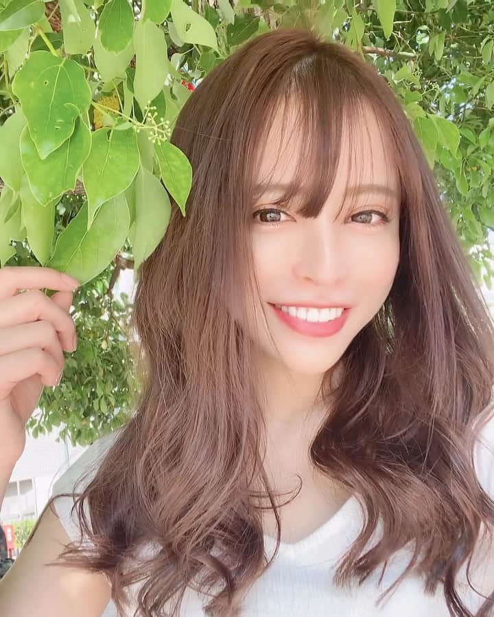のインスタグラム：「最近お肌がピカピカで 調子がいい💖 前回やったニードルピーリングが 効果的だったので @labouche.dc で 2回目してきました🥳✌️ さらに毛穴がなくなり つるつるになりました🥺❣️ ファンデいらず😹‼︎  いつも優しいスタッフの皆様 ありがとうございます⭐️  今日は天気よくて最高だったから ずっとお外で遊んでたよん😹🌱 #love #happy #お肌 #たまご肌  #つるつる #美肌 #美容 #ニードルピーリング #毛穴レス」