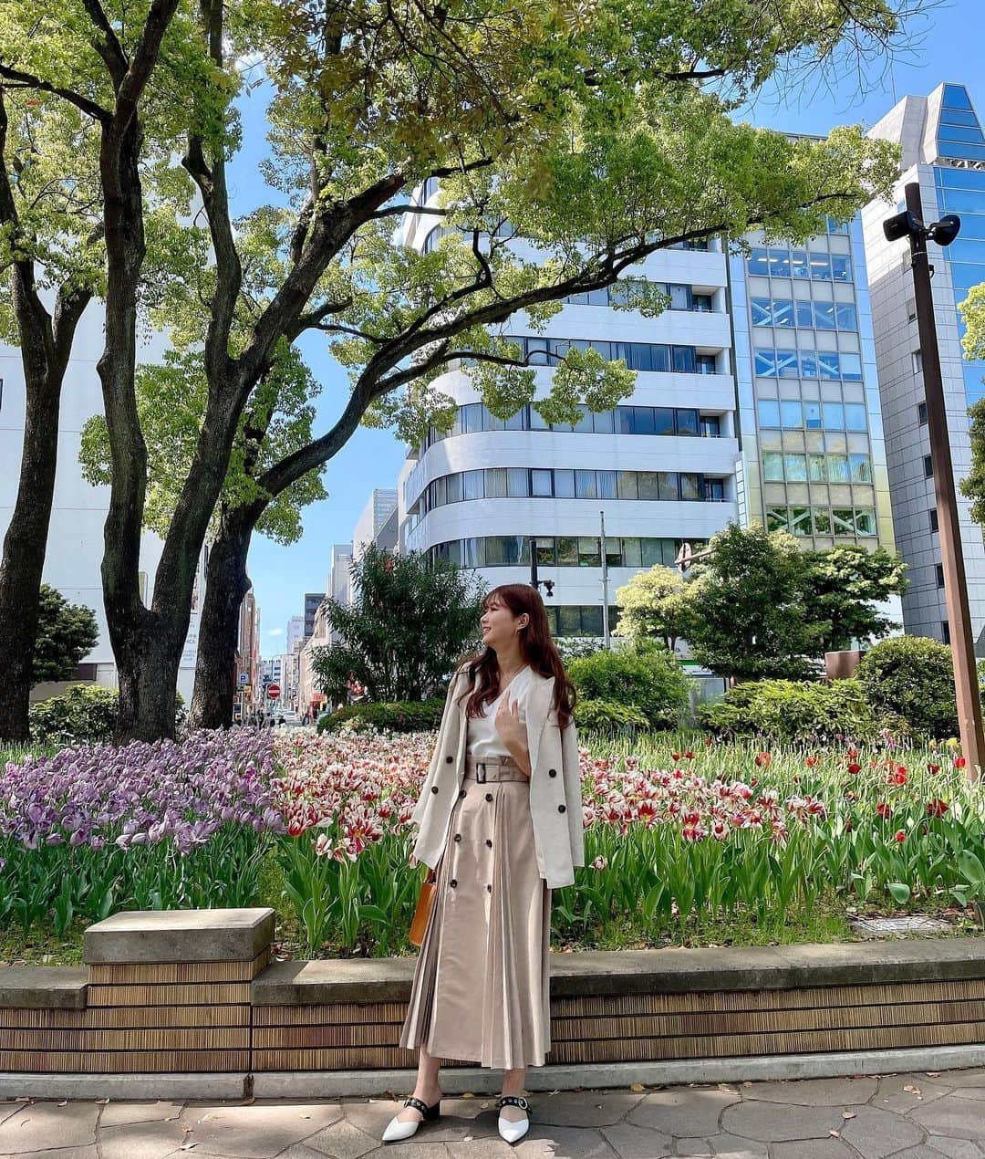 水越愛華さんのインスタグラム写真 - (水越愛華Instagram)「いや、このスカート ほんっとにかわいい。 (自分で言っちゃう)  #ootd#rienda #rienda_Emika  横浜公園のチューリップ🌷🤍」4月19日 18時44分 - iamemika21