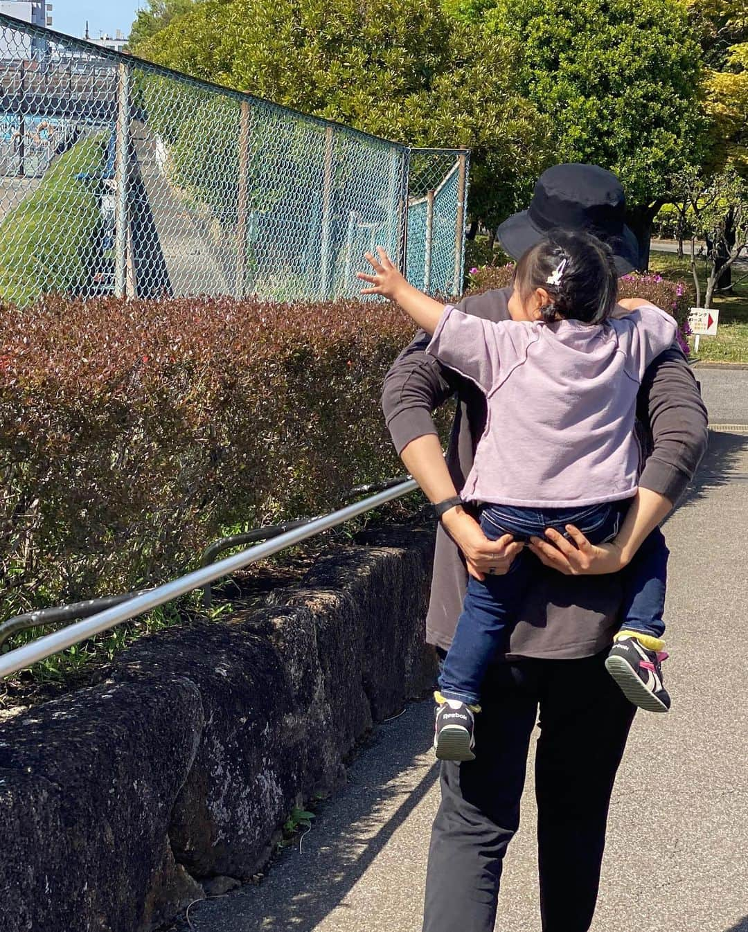 クロさんのインスタグラム写真 - (クロInstagram)「昨日の公園🌞✨✨﻿ お天気に恵まれて、ゆ〜くり大きな公園を楽しんだ日曜日💕﻿ ﻿ さっちゃんの大好きな" スプリング遊具" がこの公園はバリエーション豊富で！！ 4人で乗れるやつだったり、大きなティラノザウルスだったり🦖🦖﻿ ﻿ さっちゃん嬉しそうでした〜﻿ ダイナミックにお砂場遊びもして、帰りは自転車の後ろで秒で寝ておりました☺︎﻿  たまたま昨日友達とLINEしていて 本当に2歳の今可愛い盛りなので、たくさん動画残した方が良い！とまた後押ししてもらってこれでもかってくらいに撮りたいと思ってます🌞🌞🌞 ﻿ #生後983日 #2y8m9d #smiling #おうち時間 #うちのかわい子ちゃん #毎日がスペシャル #愛おしい瞬間 #キッズコーデ #smiling #可愛い #ありがとう #空 #ファッション #コーデ #大好き #tokyo #コーデ #女の子ママ #ママリ#コドモノ #子どもの日常をもっと写真に #子育てあるある #mamagirl #ママカメラ #おやこーで #リンクコーデ #cordinate #親バカ部 #あいのり #ちびクロコーデ #ちびクロdiary」4月19日 10時13分 - kuro_risa