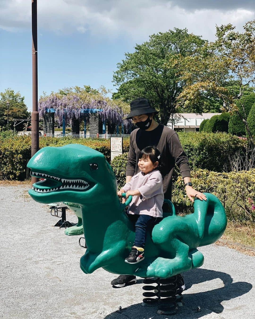 クロさんのインスタグラム写真 - (クロInstagram)「昨日の公園🌞✨✨﻿ お天気に恵まれて、ゆ〜くり大きな公園を楽しんだ日曜日💕﻿ ﻿ さっちゃんの大好きな" スプリング遊具" がこの公園はバリエーション豊富で！！ 4人で乗れるやつだったり、大きなティラノザウルスだったり🦖🦖﻿ ﻿ さっちゃん嬉しそうでした〜﻿ ダイナミックにお砂場遊びもして、帰りは自転車の後ろで秒で寝ておりました☺︎﻿  たまたま昨日友達とLINEしていて 本当に2歳の今可愛い盛りなので、たくさん動画残した方が良い！とまた後押ししてもらってこれでもかってくらいに撮りたいと思ってます🌞🌞🌞 ﻿ #生後983日 #2y8m9d #smiling #おうち時間 #うちのかわい子ちゃん #毎日がスペシャル #愛おしい瞬間 #キッズコーデ #smiling #可愛い #ありがとう #空 #ファッション #コーデ #大好き #tokyo #コーデ #女の子ママ #ママリ#コドモノ #子どもの日常をもっと写真に #子育てあるある #mamagirl #ママカメラ #おやこーで #リンクコーデ #cordinate #親バカ部 #あいのり #ちびクロコーデ #ちびクロdiary」4月19日 10時13分 - kuro_risa