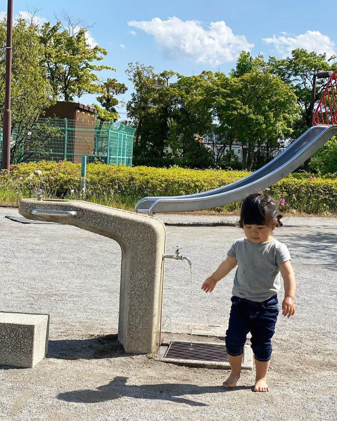 クロさんのインスタグラム写真 - (クロInstagram)「昨日の公園🌞✨✨﻿ お天気に恵まれて、ゆ〜くり大きな公園を楽しんだ日曜日💕﻿ ﻿ さっちゃんの大好きな" スプリング遊具" がこの公園はバリエーション豊富で！！ 4人で乗れるやつだったり、大きなティラノザウルスだったり🦖🦖﻿ ﻿ さっちゃん嬉しそうでした〜﻿ ダイナミックにお砂場遊びもして、帰りは自転車の後ろで秒で寝ておりました☺︎﻿  たまたま昨日友達とLINEしていて 本当に2歳の今可愛い盛りなので、たくさん動画残した方が良い！とまた後押ししてもらってこれでもかってくらいに撮りたいと思ってます🌞🌞🌞 ﻿ #生後983日 #2y8m9d #smiling #おうち時間 #うちのかわい子ちゃん #毎日がスペシャル #愛おしい瞬間 #キッズコーデ #smiling #可愛い #ありがとう #空 #ファッション #コーデ #大好き #tokyo #コーデ #女の子ママ #ママリ#コドモノ #子どもの日常をもっと写真に #子育てあるある #mamagirl #ママカメラ #おやこーで #リンクコーデ #cordinate #親バカ部 #あいのり #ちびクロコーデ #ちびクロdiary」4月19日 10時13分 - kuro_risa