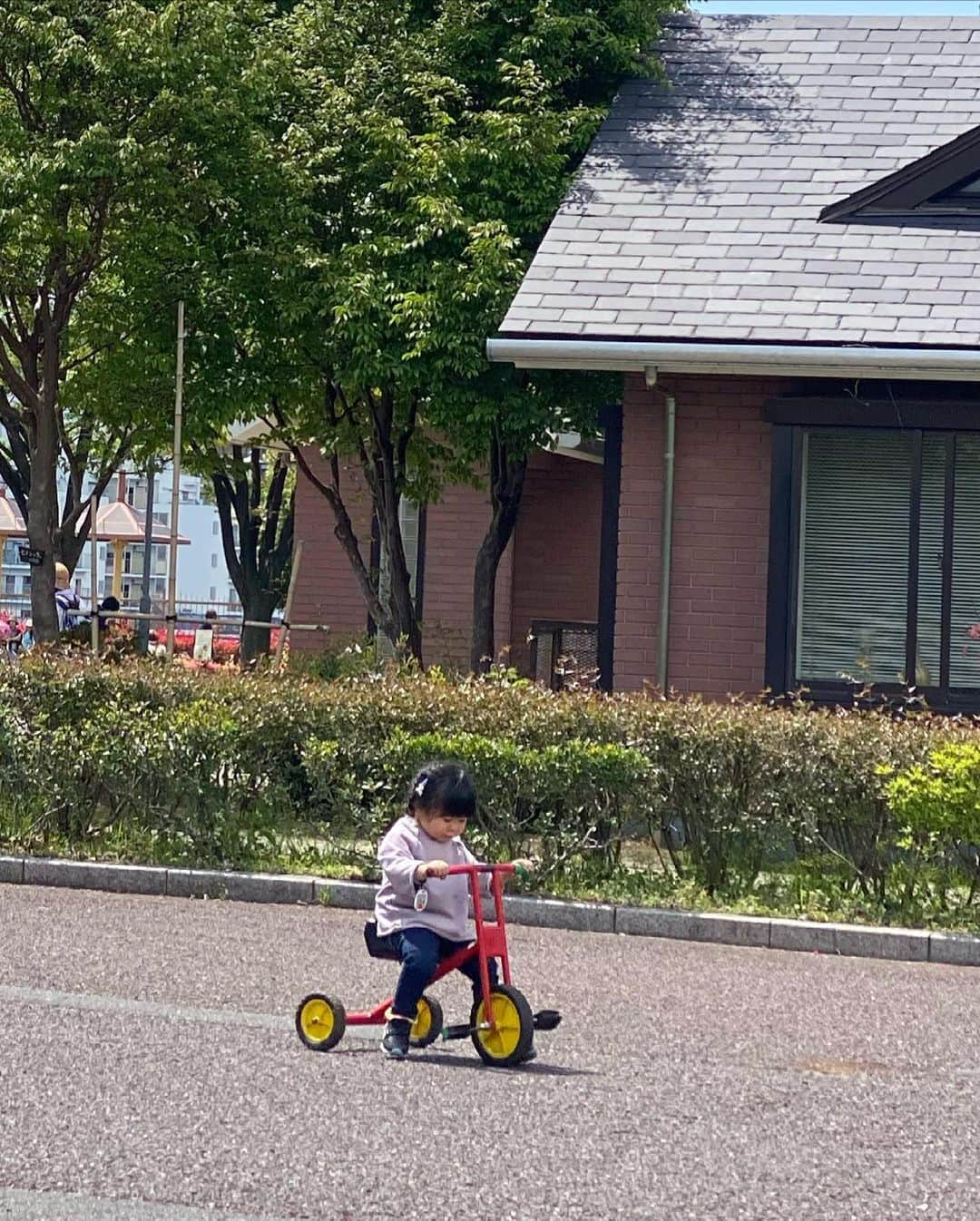 クロさんのインスタグラム写真 - (クロInstagram)「昨日の公園🌞✨✨﻿ お天気に恵まれて、ゆ〜くり大きな公園を楽しんだ日曜日💕﻿ ﻿ さっちゃんの大好きな" スプリング遊具" がこの公園はバリエーション豊富で！！ 4人で乗れるやつだったり、大きなティラノザウルスだったり🦖🦖﻿ ﻿ さっちゃん嬉しそうでした〜﻿ ダイナミックにお砂場遊びもして、帰りは自転車の後ろで秒で寝ておりました☺︎﻿  たまたま昨日友達とLINEしていて 本当に2歳の今可愛い盛りなので、たくさん動画残した方が良い！とまた後押ししてもらってこれでもかってくらいに撮りたいと思ってます🌞🌞🌞 ﻿ #生後983日 #2y8m9d #smiling #おうち時間 #うちのかわい子ちゃん #毎日がスペシャル #愛おしい瞬間 #キッズコーデ #smiling #可愛い #ありがとう #空 #ファッション #コーデ #大好き #tokyo #コーデ #女の子ママ #ママリ#コドモノ #子どもの日常をもっと写真に #子育てあるある #mamagirl #ママカメラ #おやこーで #リンクコーデ #cordinate #親バカ部 #あいのり #ちびクロコーデ #ちびクロdiary」4月19日 10時13分 - kuro_risa