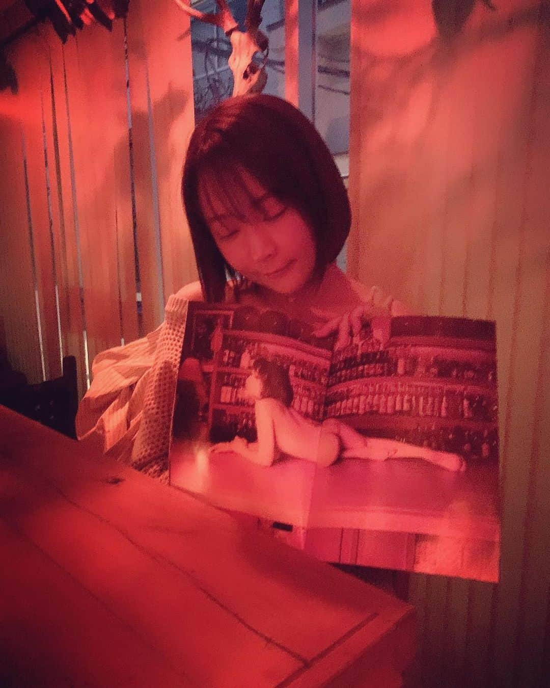 羽生アリサさんのインスタグラム写真 - (羽生アリサInstagram)「昨日、だいすきなお店に、久々に😌🙏 聖地巡礼した🙌😆  写真集飾ってくれてて嬉しかった🥲❤️ 去年、写真集ここで撮らせて貰ったんだよ〜☺️☺️  駆けつけ４杯←して弾丸で帰りました🥲 今度ゆっくり行こ〜☺️🌸❤️  #昨日 #昨日の羽生さん #久々 #飲酒タグラム #メスカル #mezcal #cuishemezcaleria  #月島 #勝どき #おカク様」4月19日 10時33分 - arisa_hanyu