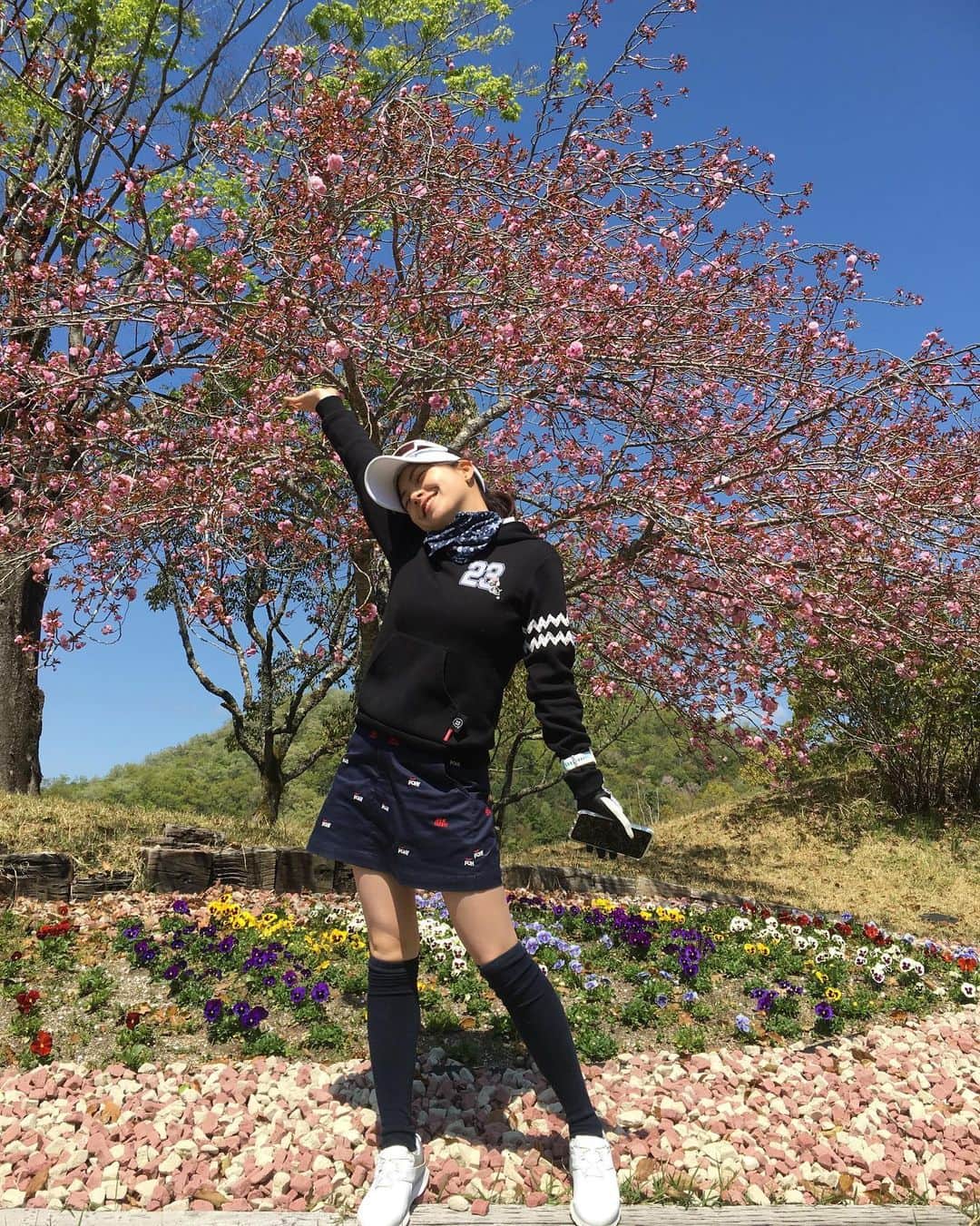 後藤楽々さんのインスタグラム写真 - (後藤楽々Instagram)「おはようございます☀️  名古屋に戻って、ゴルフをした時の写真🤳  三枚目の写真すごく綺麗じゃないですか？？ なんと、私が撮りました 私が  すごいでしょー😎  桜の花びらはもう散ってしまいましたが、さわやかな緑の若葉が出てきましたねっ  三枚目の写真の青空のように皆さんの心も晴れ渡りますようにっ☀️  月曜日からもがんばろー！  #ゴルフ #ゴルフ女子  #ゴルフスイング」4月19日 10時37分 - hahahalalala0723