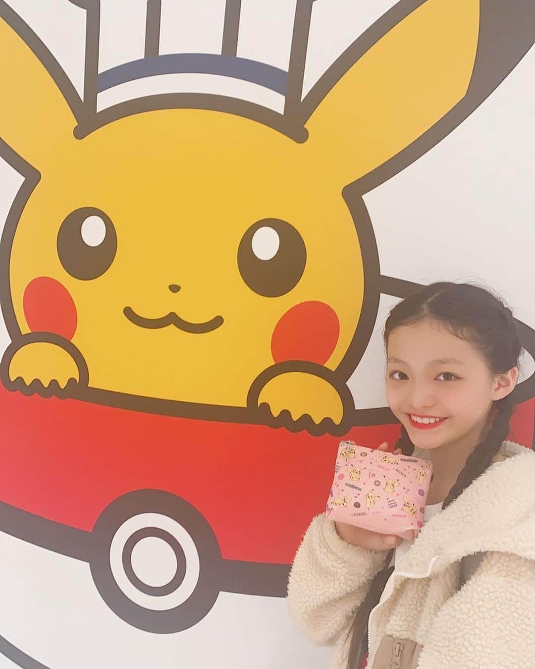ニコ☆プチのインスタグラム：「4月号ふろくポケットモンスターティッシュポーチがゲットできるのも残りわずか🤧 めちゃくちゃ便利でかわいいポーチ…ほしい子は今のうちに〜😉🌟  . .  のあです🍒  ポケモンカフェ見つけたから一緒に撮ってみたょ〜😆 のあはよく使うリップやヘアピン、イヤリングなど入れて使ってるよ♡ ティッシュも入るからティッシュをバッグの中を探さなくていいのがいい👍 サイズもちょうどいいよねー✨ ファスナーの『ニコ⭐️プチ』のロゴがかわいくて😍 お気に入りのポーチです♪ みんなも使ってね💕 . .  #ニコプチ #ニコプチふろく #プチモのふろくの使い方  #ニコプチふろくのある生活  #ポケモン #ピカチュウ #ふろく #川崎王愛」