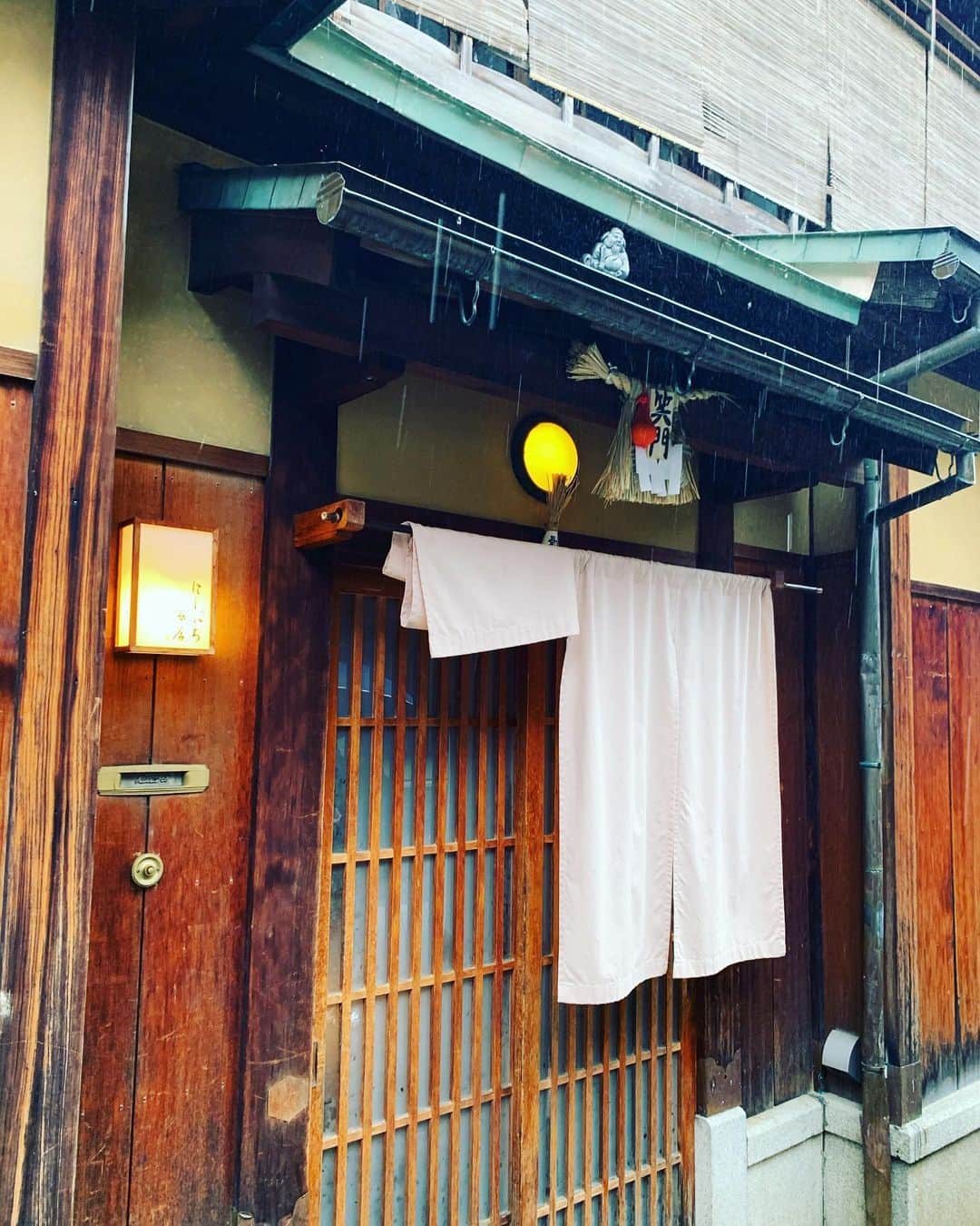 安田美沙子さんのインスタグラム写真 - (安田美沙子Instagram)「京都でのお仕事を終えて戻って来ました✨前回もだけど、今回も雨。 それはそれで、京都の街並みは美しい。はんなり。 みなさん、おおきに(急に京都弁。)  #kyoto #おおきに #にしぶちさん #accessory  @ririchuchu」4月19日 11時44分 - yasuda_misako
