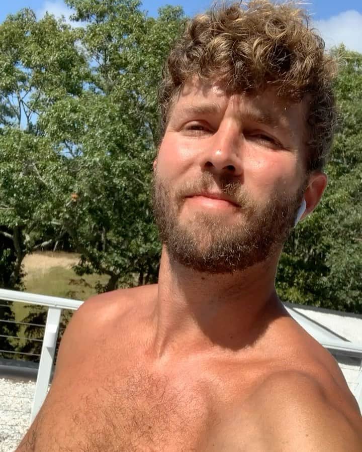 ティモウェイランドのインスタグラム：「🌞 Who else is ready for this Summer? 💦」