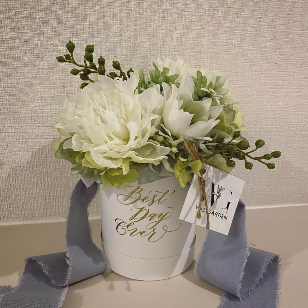 畑野ひろ子さんのインスタグラム写真 - (畑野ひろ子Instagram)「オーダー頂きました白グリーンのアーティフィシャルアレンジbox 結婚祝いのアレンジは、セルリアも入れて。  #flowers #flowerarrangement #artificialflower #gift #willgarden」4月19日 12時04分 - hiroko_hatano_
