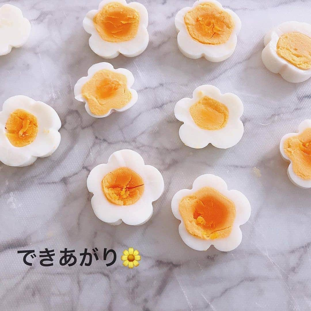 4meee!さんのインスタグラム写真 - (4meee!Instagram)「【レシピ】お花のゆで卵でお弁当やいつものごはんを彩って🌺﻿ ﻿ ゆで卵をお花の形にして🌺﻿ 実は簡単にできるので、形を作っている間に他のものを作っておける✨﻿ ﻿ お弁当やパスタ、サラダなどもパッと華やかになるよ🍳﻿ ﻿ ﻿ ﻿こちらの画像は @minae412 さまからお借りしています🌼﻿﻿ ﻿﻿ ﻿﻿ ﻿﻿﻿﻿ 流行りのアイテムやスポットには　@4meee_com をタグ付けして投稿してください🎀﻿﻿﻿﻿﻿ #アラサーOL #アラサー女子 #4meee#女子力向上委員会﻿﻿ ・﻿ #茹で卵#お花#レシピ#お弁当おかず#お弁当#ゆで卵#ゆで卵アレンジレシピ#アレンジレシピ#ゆで卵レシピ#レシピ#時短レシピ#デコ弁#デコ弁レシピ#デコ弁簡単レシピ#簡単レシピ#ゆで卵#たまごレシピ」4月19日 12時00分 - 4meee_com