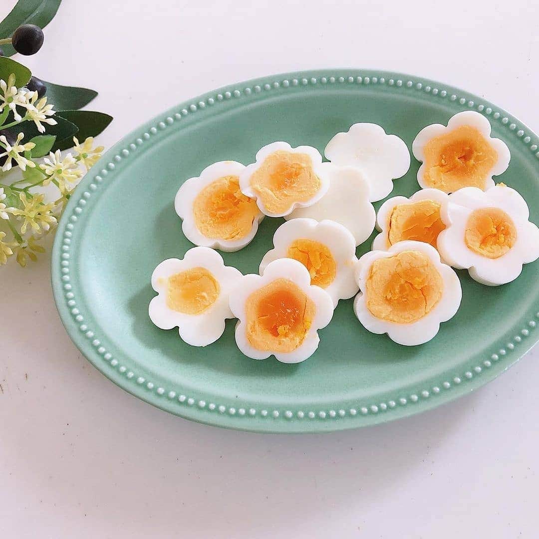 4meee!さんのインスタグラム写真 - (4meee!Instagram)「【レシピ】お花のゆで卵でお弁当やいつものごはんを彩って🌺﻿ ﻿ ゆで卵をお花の形にして🌺﻿ 実は簡単にできるので、形を作っている間に他のものを作っておける✨﻿ ﻿ お弁当やパスタ、サラダなどもパッと華やかになるよ🍳﻿ ﻿ ﻿ ﻿こちらの画像は @minae412 さまからお借りしています🌼﻿﻿ ﻿﻿ ﻿﻿ ﻿﻿﻿﻿ 流行りのアイテムやスポットには　@4meee_com をタグ付けして投稿してください🎀﻿﻿﻿﻿﻿ #アラサーOL #アラサー女子 #4meee#女子力向上委員会﻿﻿ ・﻿ #茹で卵#お花#レシピ#お弁当おかず#お弁当#ゆで卵#ゆで卵アレンジレシピ#アレンジレシピ#ゆで卵レシピ#レシピ#時短レシピ#デコ弁#デコ弁レシピ#デコ弁簡単レシピ#簡単レシピ#ゆで卵#たまごレシピ」4月19日 12時00分 - 4meee_com