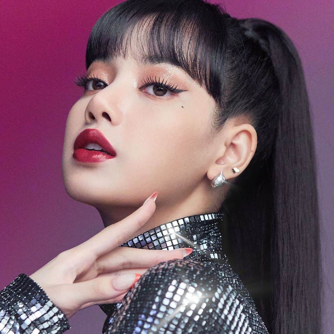 M∙A∙C Cosmetics Japanのインスタグラム：「LISA @lalalalisa_m のお気に入りは “一気に注目を集めるような主役カラー” のイー フォー エフォートレス✨ ㅤ アルガンオイル、シアバター配合*でなめらかな軽いつけ心地、サテンのように仕上がる濃密カラーの「ラブ ミー リキッド リップカラー」#MACLOVEMELIQUIDLIPCOLOUR 💄 発売をお楽しみに！  *アルガニアスピノサ核油、シア脂  ㅤ ■ラブ ミー リキッド リップカラー（全20色）  2021年4月23日(金) 公式オンライン＆全国発売予定  ㅤ 【使用製品】  ❤🆕ラブ ミー リキッド リップカラー イー フォー エフォートレス  ❤スタジオ フィックス フルイッド SPF 15  ❤パウダー ブラッシュ メルバ  ❤パウダー キス アイシャドウ ワット クラウト! ❤ダズルシャドウ リキッド フラッシュ アンド ダッシュ  ❤プロ ロングウェア フルイッドライン ブラックトラック」