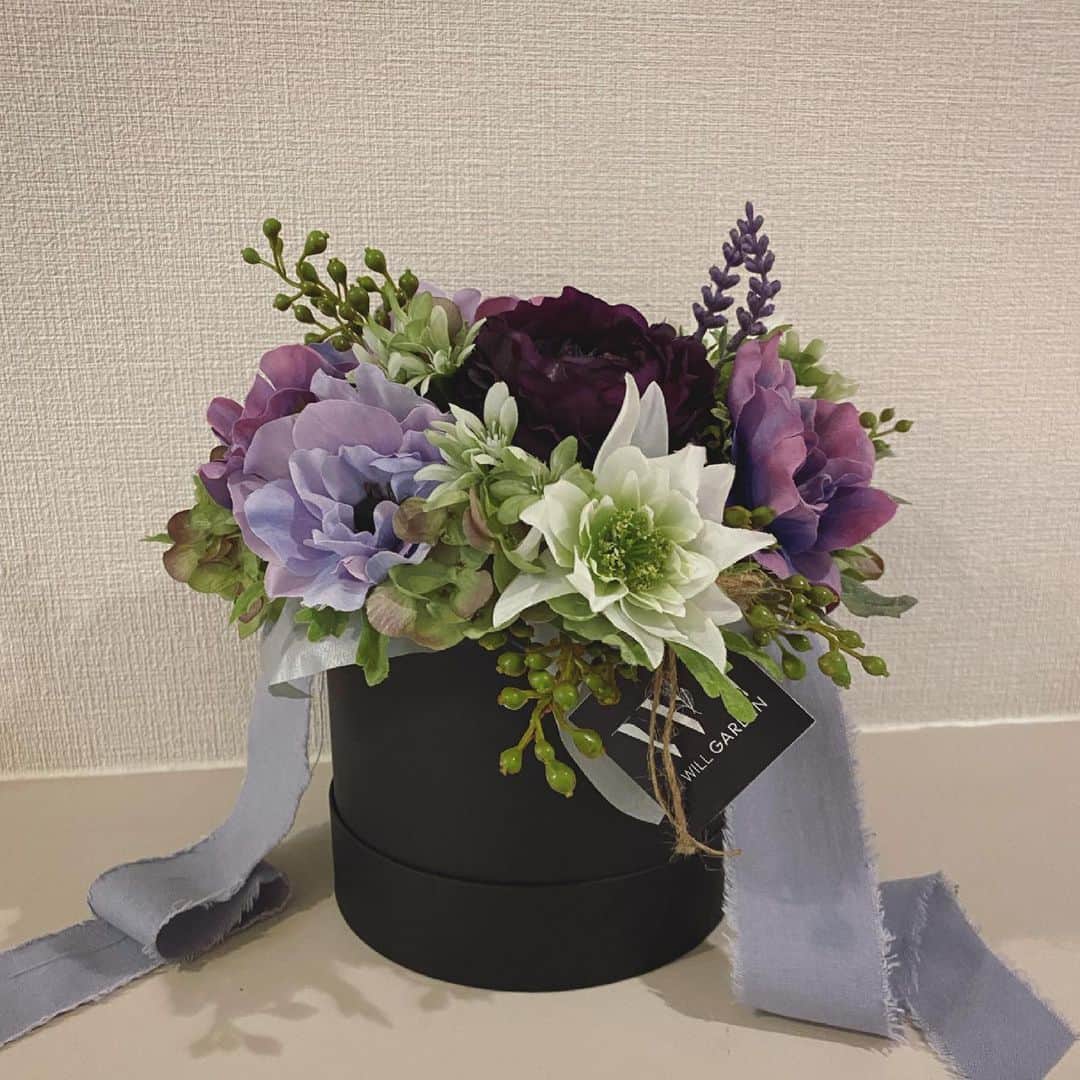 畑野ひろ子さんのインスタグラム写真 - (畑野ひろ子Instagram)「オーダー頂きました、紫系のアーティフィシャルアレンジbox  #flowers #flowerarrangement #artificialflower #gift #willgarden」4月19日 12時05分 - hiroko_hatano_