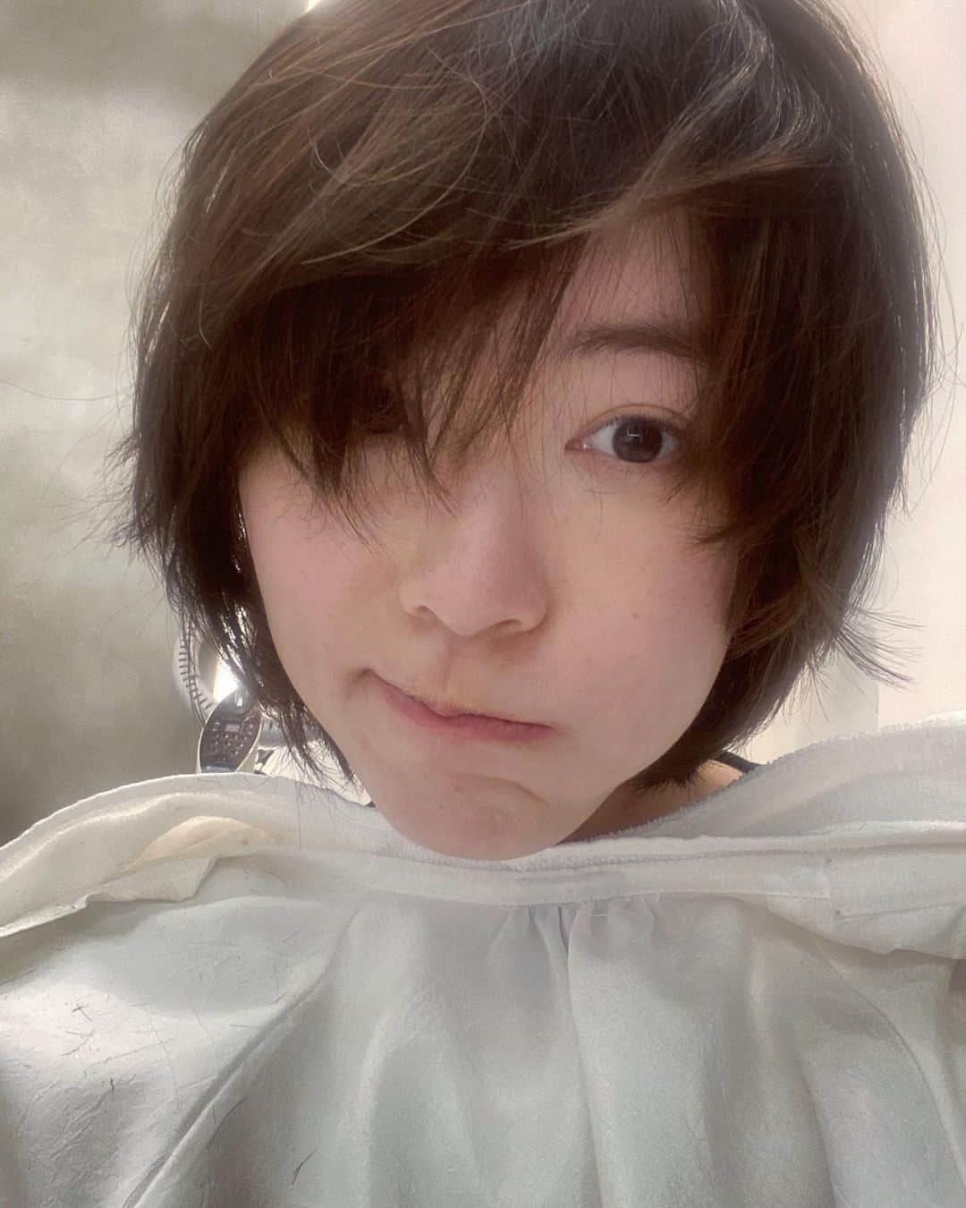 松井珠理奈さんのインスタグラム写真 - (松井珠理奈Instagram)「パクッ💓💓💓 次のヘアカラー迷い中。。。 みんなの意見聞かせて？👂  #星の #カービー  #みたい ？ #ヘアカラー #ヘアカット #hairstyle  #ウルフカット #珠理奈カット #加工なしやで😎にやり」4月19日 12時45分 - jurinamatsui3