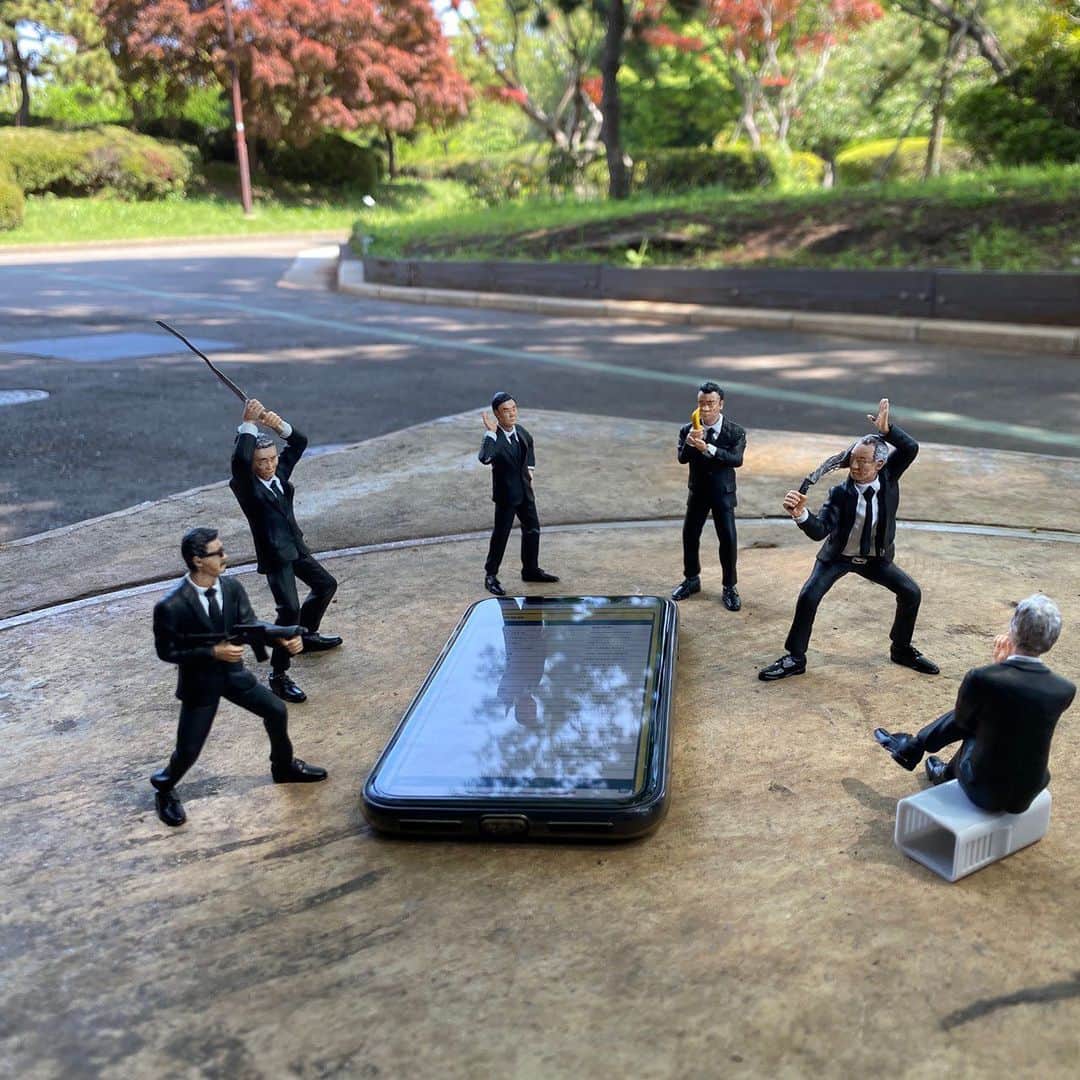 バイプレイヤーズさんのインスタグラム写真 - (バイプレイヤーズInstagram)「・ ／  映画『#バイプレイヤーズ』  絶賛公開中📣 ＼  ・ 本日は良い天気で映画日和☀️ ・ #小さいおじさん 達も木陰でどこの映画館に行こうか会議中・・・👀 ・ 是非スクリーンでお待ちしております🎬 ・ ▼上映劇場はこちら▼ toho.co.jp/theater/ve/byp…  #田口トモロヲ #松重豊 #光石研 #遠藤憲一」4月19日 13時01分 - tx_byplayers