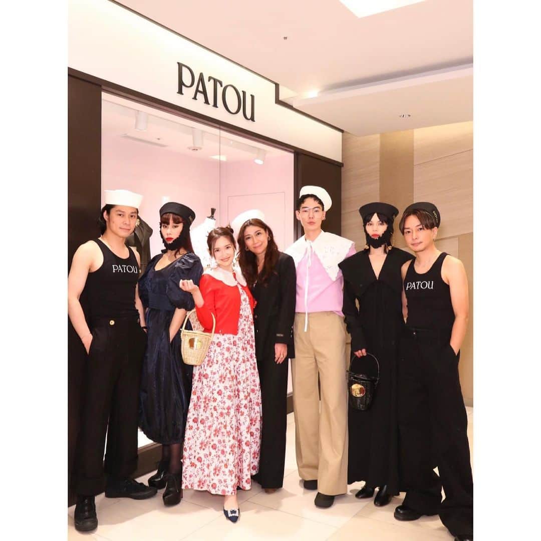 紗栄子さんのインスタグラム写真 - (紗栄子Instagram)「PATOU のオープニングに駆けつけたみんなとの1枚🦋✨ みんなの着こなし素敵だったな💓  PATOUに関しては好きすぎるから今までもLOOKなどで逐一チェックをしてきていたんだけど、東京初店舗なだけあってラインナップも豊富で、実際に見てみたら欲しくなるものもあって久しぶりにお買い物もできて幸せでした🌸  ファッションって本当に心の栄養🥰🌸  そして、コロナがあけたら日本に来てくれるって言ってるデザイナーのギョーム・アンリと早く逢いたいなぁと。  彼の創るお洋服たちをみて、また1つ楽しみが増えました🇫🇷🌸  @patou ❤︎@guillaumemarcdamienhenry ❤︎」4月19日 13時26分 - saekoofficial