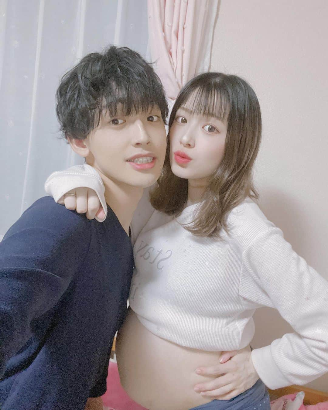 青木菜花のインスタグラム：「.﻿ .﻿ お腹が大きくて重たい🤣🤣﻿ 前に撮った写真と比べるとめっちゃ大きくなったの実感する🥲🤍﻿ ﻿ お腹の写真も最後かなあ☺️﻿ .﻿ . #妊婦 #妊婦生活 #妊娠記録 #妊娠後期 #臨月 #マタニティ記録 #マタニティフォト #マタニティ #なのかじ #女の子ママ #女の子ベビー」