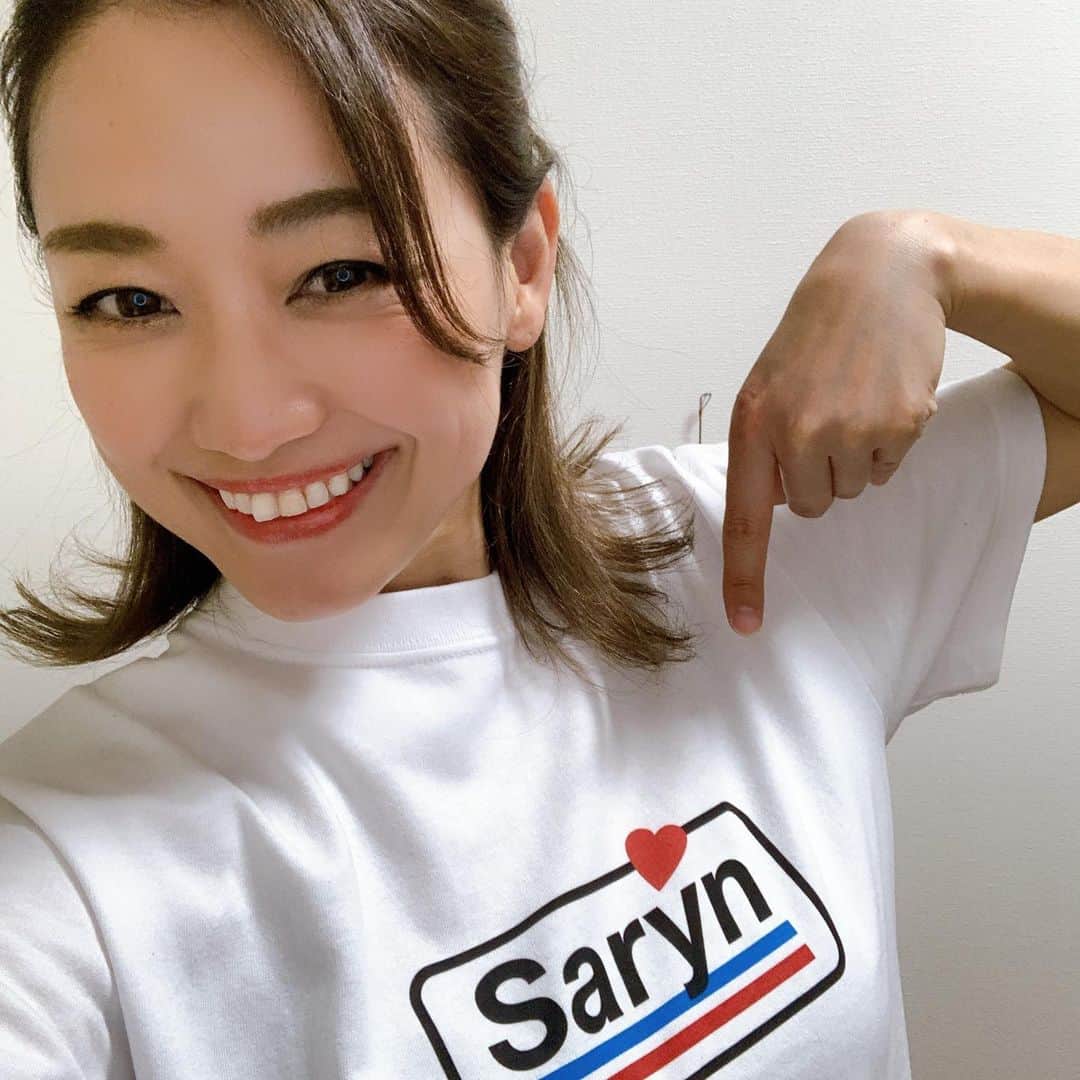 のインスタグラム：「Saryn♥ 4月24日(土)23:59までの注文なので毎日お知らせさせていただきたいと思います♪ 【Tetrapots×SarynのコラボT】 全部で3タイプです(^^)v 注文枚数しか作らないので｢やっぱり買えばよかった〜｣ってならないように♪ サイズはS・M・L・。2XLからはプラス料金になりますがサイズのご希望はある程度出来そうです！購入サイトでお問い合わせ下さい！ テトラポッツオフィシャルホームページの通販サイトで発売中！ @tetrapots_official  これ着てたら必然的に村人です(笑)  #彼方茜香 #テトラポッツ #saryn #限定Tシャツ #せりーん村」