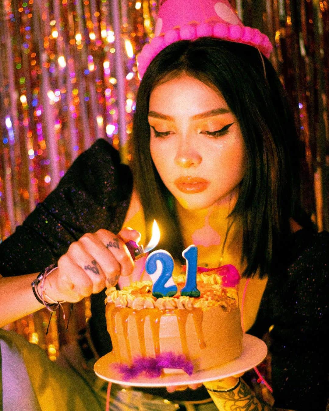 バレンティナ・アコスタ・ギラルドのインスタグラム：「12:00 am💗 By @jaime.hernandez16 @jaime.hernandez16 . . #21 #y2k #21stbirthday」