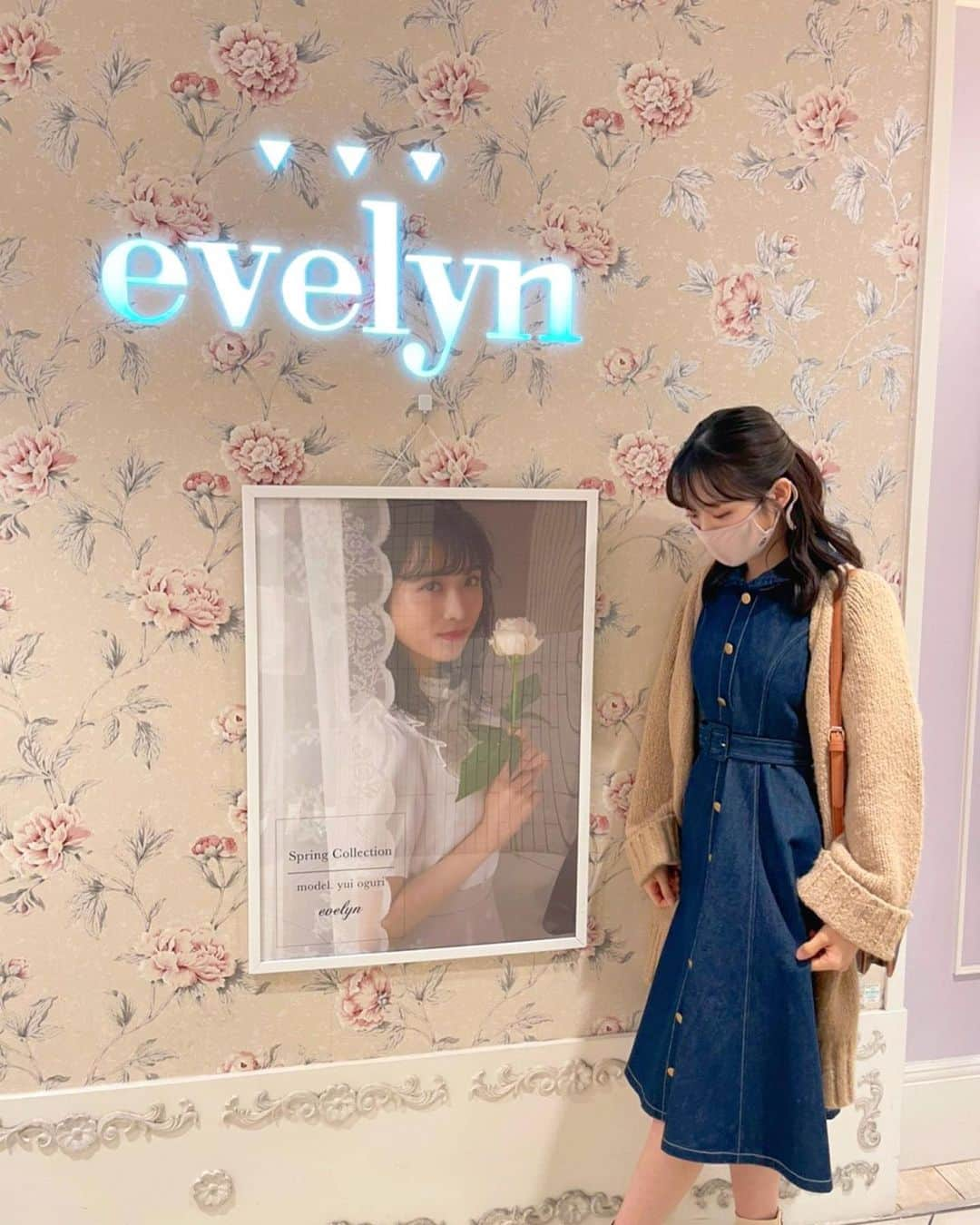 小栗有以さんのインスタグラム写真 - (小栗有以Instagram)「evelynの春夏ワンピを着て… またまたお店にお邪魔しました💙  このデニムワンピの形と丈の長さが絶妙で可愛い…！ 白いブーツとも凄く相性が良くて… これから活躍しそうです☀️🏄‍♀️  #evelyn #デニム #デニムフレアワンピ #ワンピース#onepiece」4月19日 14時42分 - yuioguri_1226