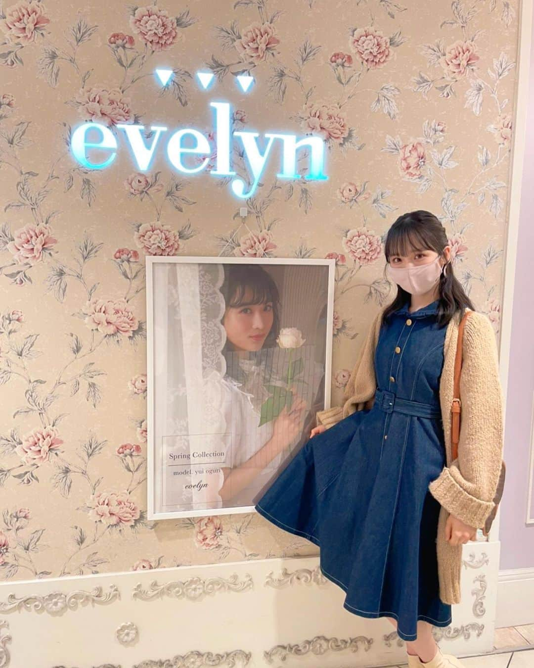 小栗有以さんのインスタグラム写真 - (小栗有以Instagram)「evelynの春夏ワンピを着て… またまたお店にお邪魔しました💙  このデニムワンピの形と丈の長さが絶妙で可愛い…！ 白いブーツとも凄く相性が良くて… これから活躍しそうです☀️🏄‍♀️  #evelyn #デニム #デニムフレアワンピ #ワンピース#onepiece」4月19日 14時42分 - yuioguri_1226