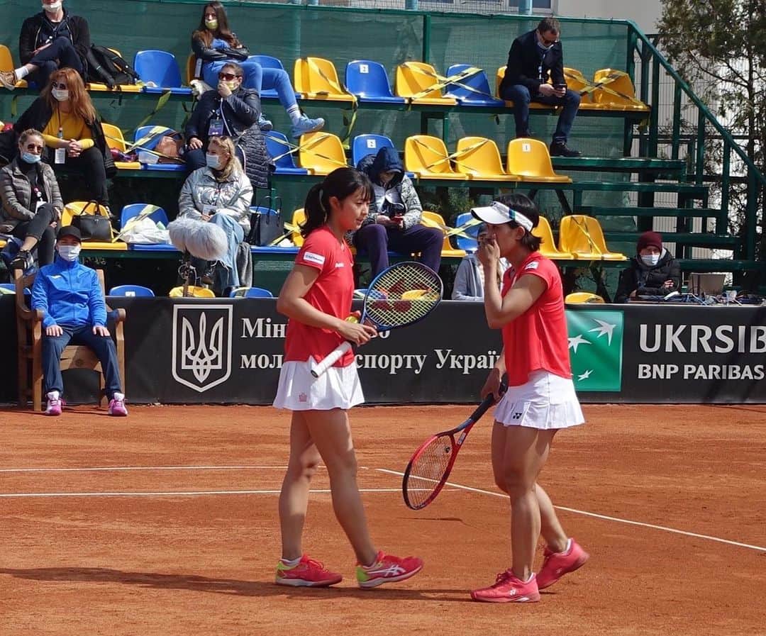 佐藤久真莉のインスタグラム：「Billie Jean King Cup 🇺🇦×🇯🇵 悔しい結果になってしまいましたがこの経験を必ず次に活かします。 ライブ配信から沢山の応援本当にありがとうございました！ 感染対策にしっかり気をつけて帰国します！」